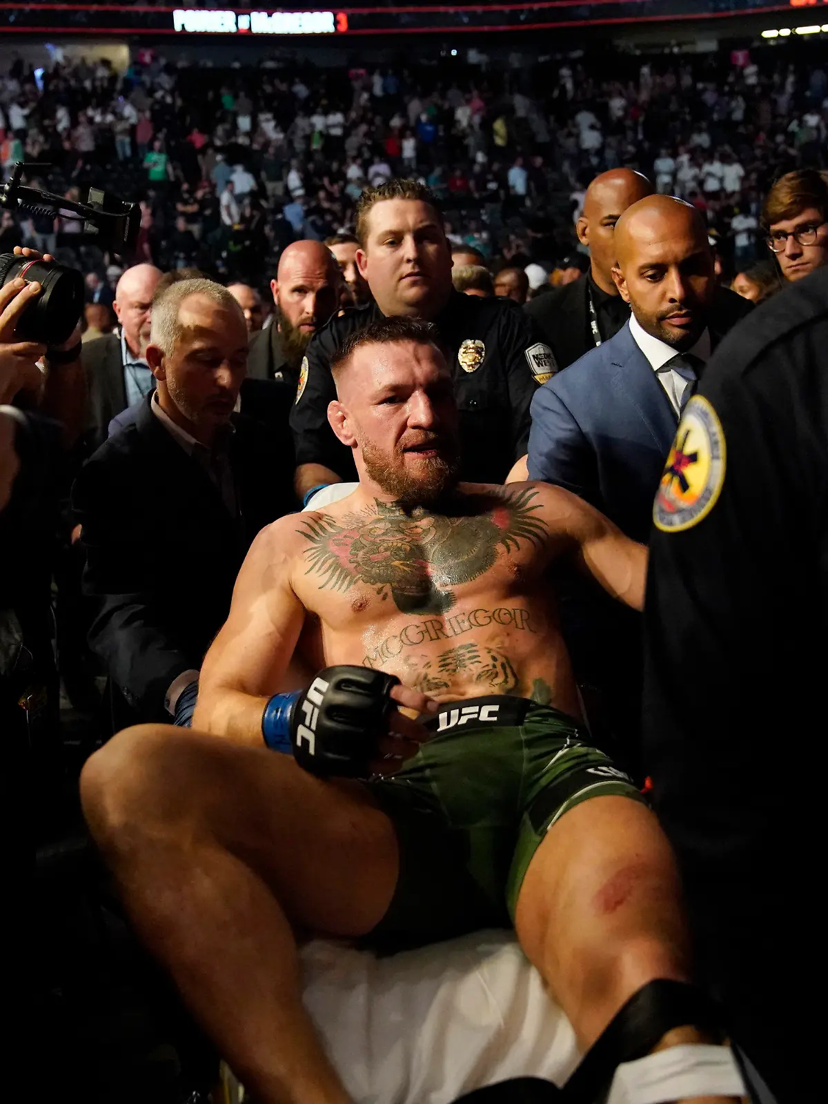 10.07.2021, USA, Las Vegas: MMA: Conor McGregor aus Irland wird auf einer Bahre abtransportiert. Der irische Kampfsport-Star Conor McGregor hat sich bei seinem Kampf gegen Dustin Poirier schwer verletzt. Foto: John Locher/AP/dpa +++ dpa-Bildfunk +++