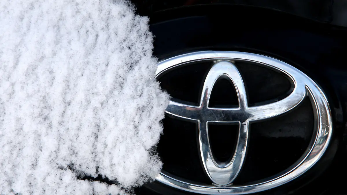 Ein teilweise mit Schnee bedecktes Toyota-Logo, aufgenommen am Freitag (29.01.2010) in Stöttwang (Schwaben) (Illustration zum Thema Rückrufaktion des Autoherstellers Toyota). Foto: Karl-Josef Hildenbrand dpa/lby. Der japanische Autohersteller ruft allein in den USA 2,3 Millionen Autos in die Werkstätten, um ein möglicherweise klemmendes Gaspedal zu kontrollieren. In Deutschland sind von dem Problem nur einzelne Modelle der Baureihen RAV4 und Corolla betroffen. Zu Unfällen wegen klemmender Gaspedale soll es nach Angaben von Toyota nicht gekommen sein. Foto: Karl-Josef Hildenbrand dpa/lby +++(c) dpa - Bildfunk+++