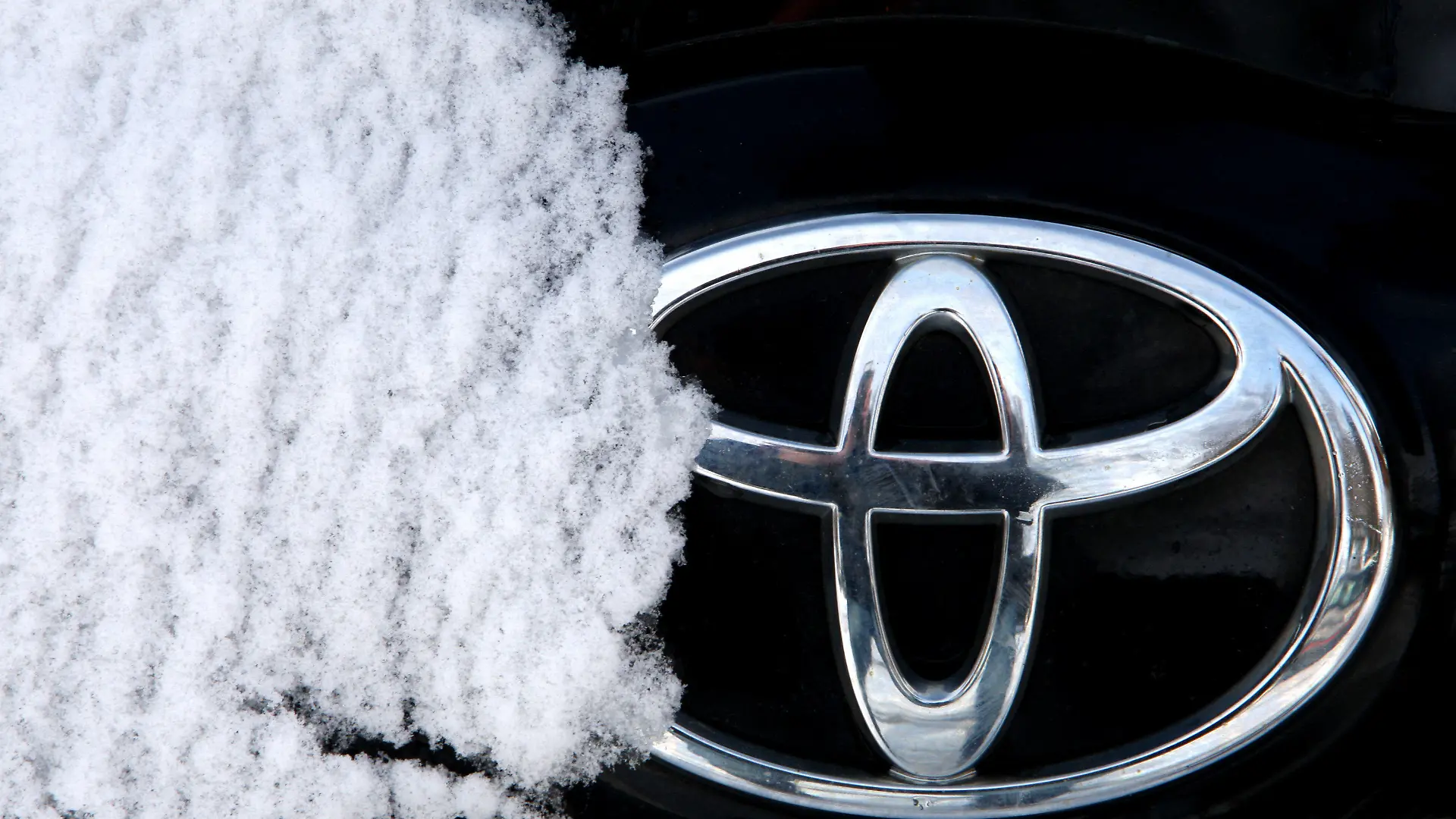 Ein teilweise mit Schnee bedecktes Toyota-Logo, aufgenommen am Freitag (29.01.2010) in Stöttwang (Schwaben) (Illustration zum Thema Rückrufaktion des Autoherstellers Toyota). Foto: Karl-Josef Hildenbrand dpa/lby. Der japanische Autohersteller ruft allein in den USA 2,3 Millionen Autos in die Werkstätten, um ein möglicherweise klemmendes Gaspedal zu kontrollieren. In Deutschland sind von dem Problem nur einzelne Modelle der Baureihen RAV4 und Corolla betroffen. Zu Unfällen wegen klemmender Gaspedale soll es nach Angaben von Toyota nicht gekommen sein. Foto: Karl-Josef Hildenbrand dpa/lby +++(c) dpa - Bildfunk+++