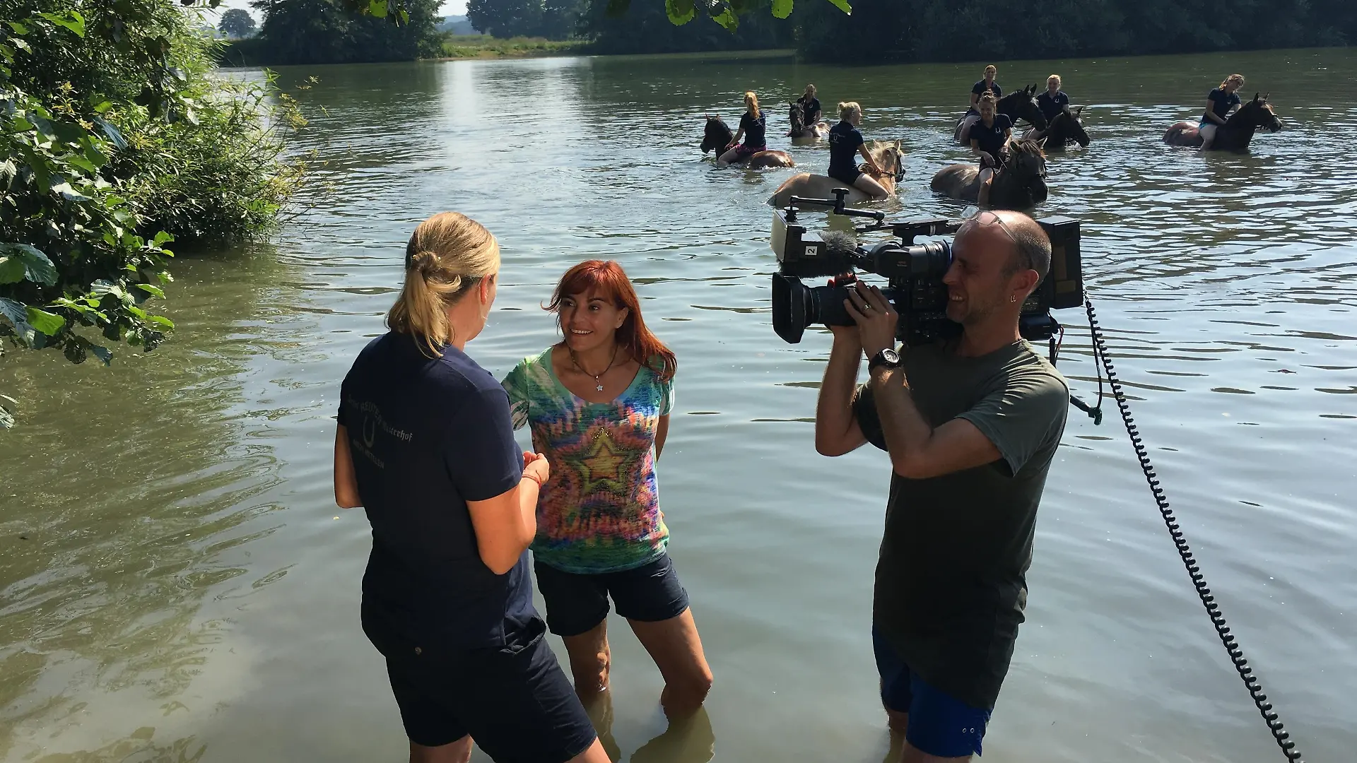 hundkatzemaus-Reporterin Diana Eichhorn beim Pferdeschwimmen