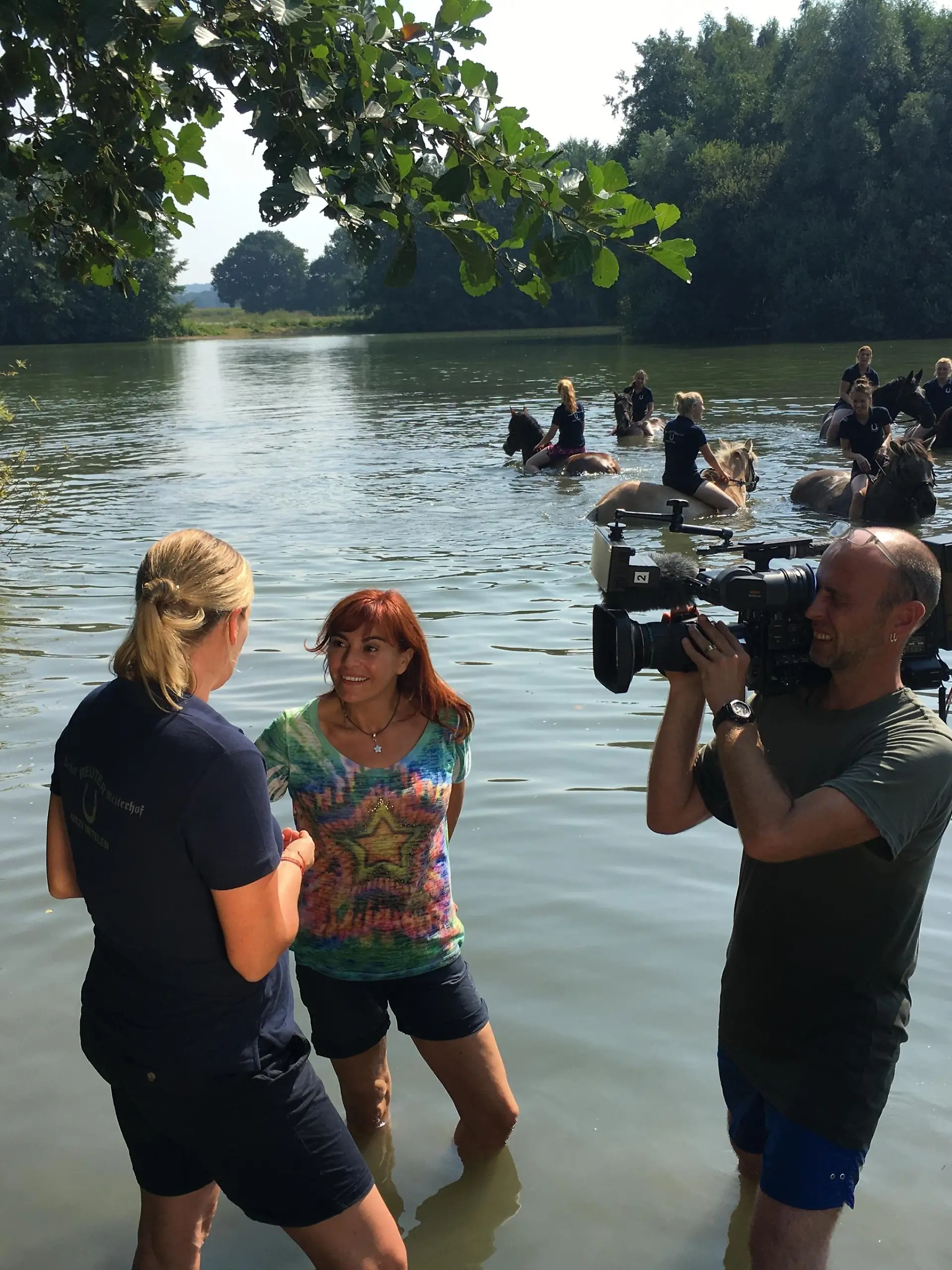 hundkatzemaus-Reporterin Diana Eichhorn beim Pferdeschwimmen