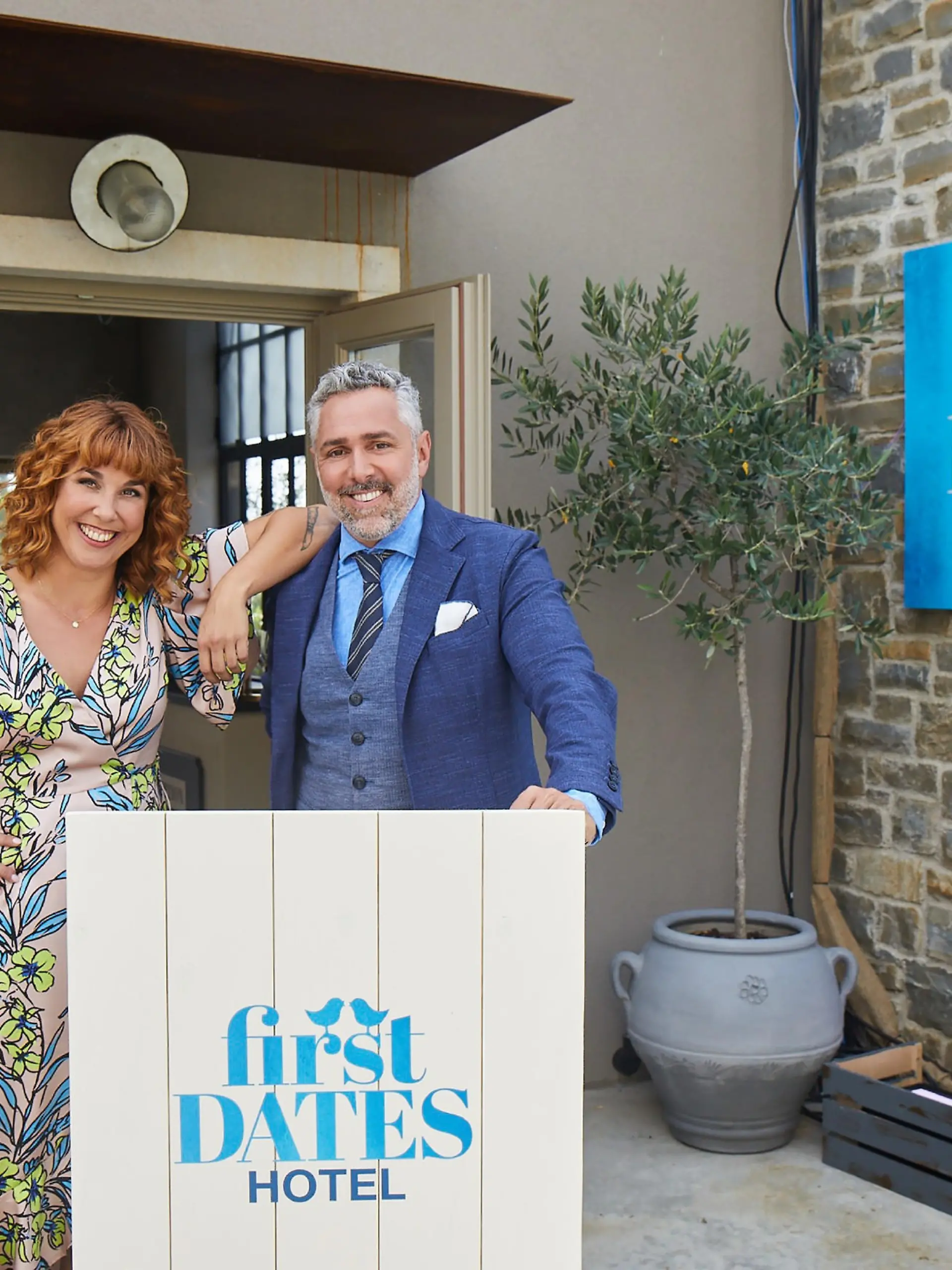 Rezeptionistin Aline und Gastgeber Roland Trettl 



+++ Die Verwendung des sendungsbezogenen Materials ist nur mit dem Hinweis und Verlinkung auf RTL+ gestattet. +++