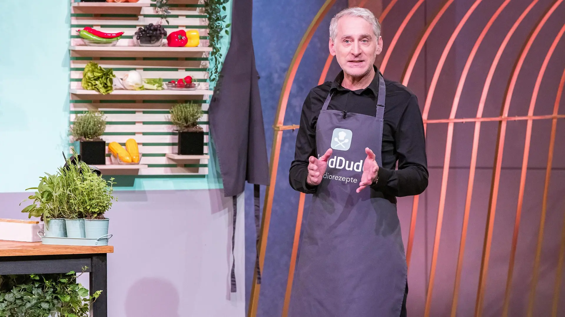 Sven Torner präsentiert mit FoodDude die erste sprachgesteuerte Koch- und Rezepte-App. Er erhofft sich ein Investment von 180.000 Euro für 10 Prozent der Firmenanteile.

+++ Die Verwendung des sendungsbezogenen Materials ist nur mit dem Hinweis und Verlinkung auf RTL+ gestattet. +++