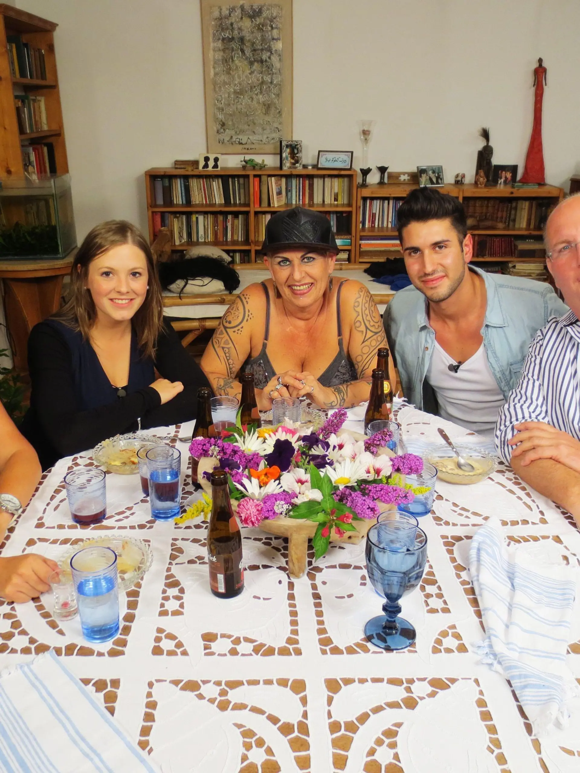 Die Runde aus dem Dreiländereck (v.l.) Nicole (35), Joëlle (23), Gastgeberin Jutta (57), Shahin (21) und Uwe (51) genießt den letzten Abend. Wer erzielt die meisten Punkte?