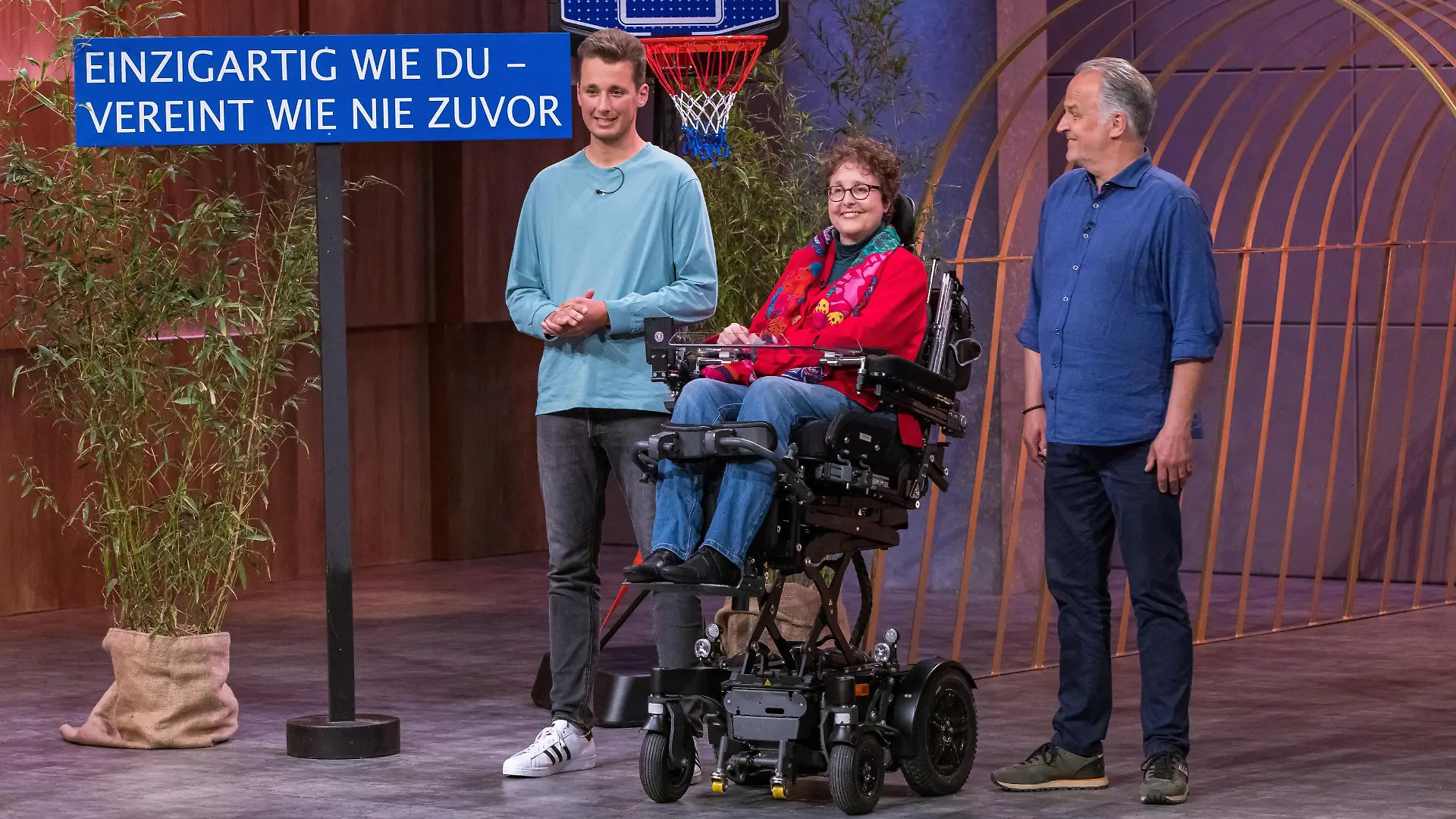 Louis (l.) und Marco Kleemeier präsentieren zusammen mit Karen Schallert Unique United, eine Vermittlungs-Plattform für Menschen mit Handicap. Sie erhoffen sich ein Investment von 210.000 Euro für 35 Prozent der Firmenanteile.

+++ Die Verwendung des sendungsbezogenen Materials ist nur mit dem Hinweis und Verlinkung auf RTL+ gestattet. +++