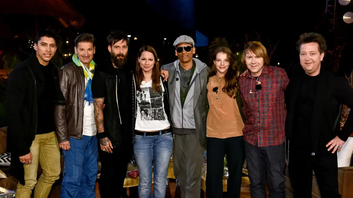 V.l.: Andreas Bourani, 'PUR'-Sänger Hartmut Engler, Daniel Wirtz, Christina Stürmer, Xavier Naidoo, Yvonne Catterfeld, Tobias Künzel und Sebastian Krumbiegel von 'Die Prinzen'.