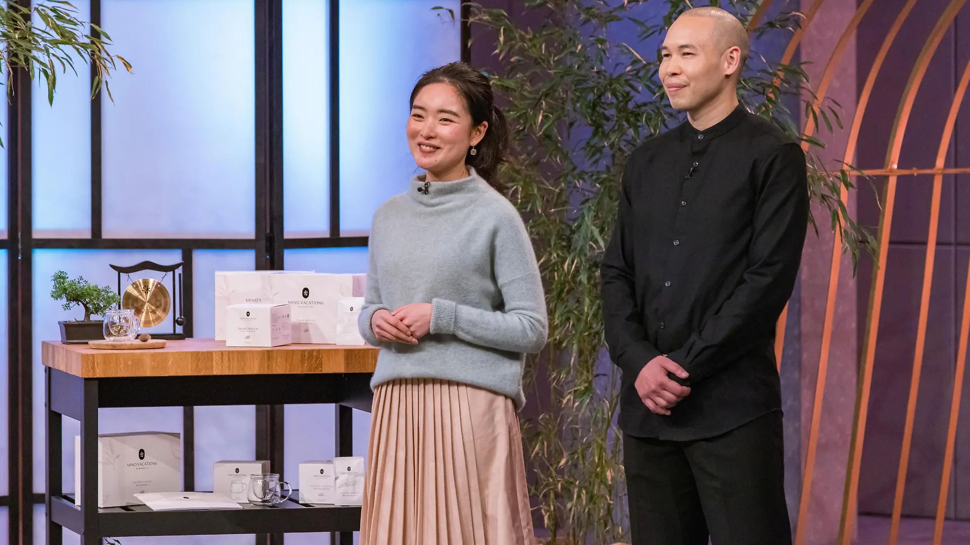 Beixi Jia und Julian Stodt präsentieren mit Mind Vacations Tee-Meditationsboxen. Sie erhoffen sich ein Investment von 80.000 Euro für 20 Prozent der Firmenanteile.

+++ Die Verwendung des sendungsbezogenen Materials ist nur mit dem Hinweis und Verlinkung auf RTL+ gestattet. +++