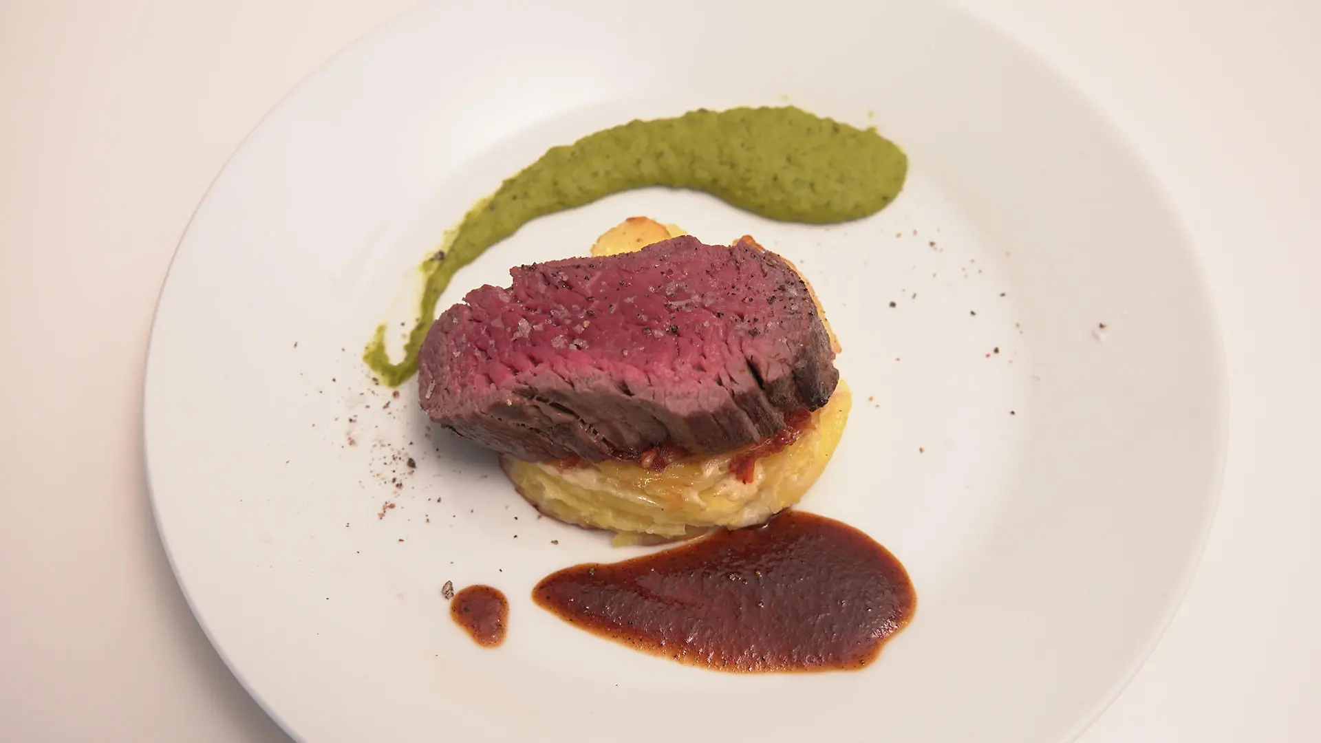 Rinderfilet mit Kartoffelgratin, Erbsenpüree und Kalbsjus