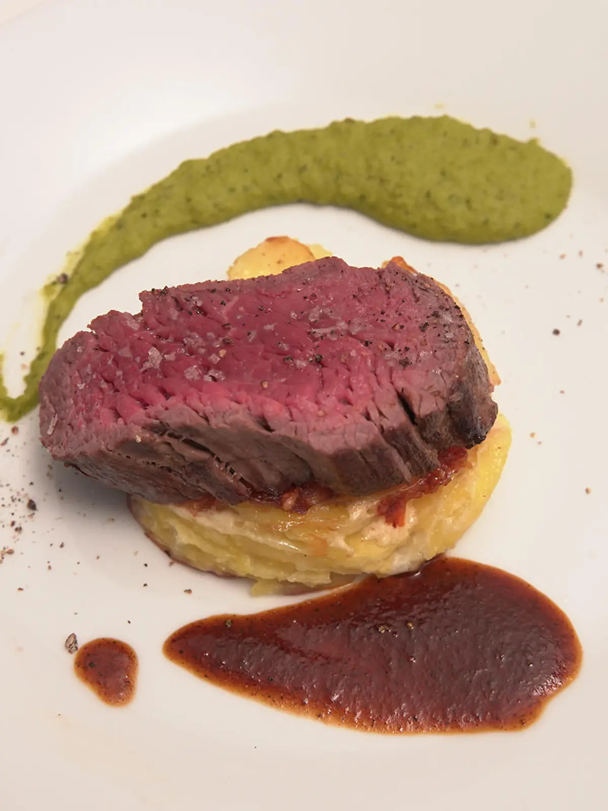 Rinderfilet mit Kartoffelgratin, Erbsenpüree und Kalbsjus