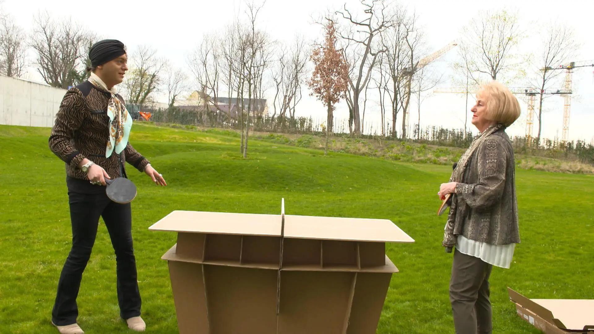 Julian F. M. Stoeckel und Stefanie Simon testen das "Pongori (Papp Ping Pong)"
+++ Die Verwendung des sendungsbezogenen Materials ist nur mit dem Hinweis und Verlinkung auf RTL+ gestattet. +++