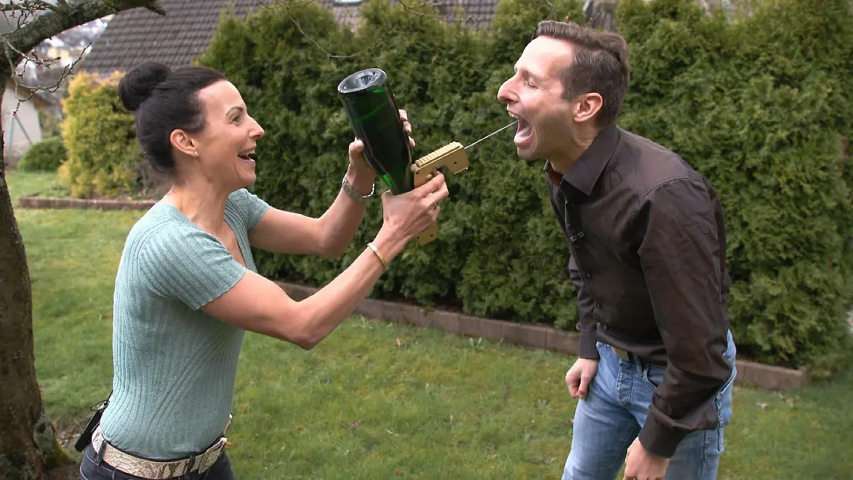 Sabrina Mockenhaupt und Markus Mockenhaupt testen die "Night GoG Champagne Gun"
+++ Die Verwendung des sendungsbezogenen Materials ist nur mit dem Hinweis und Verlinkung auf RTL+ gestattet. +++