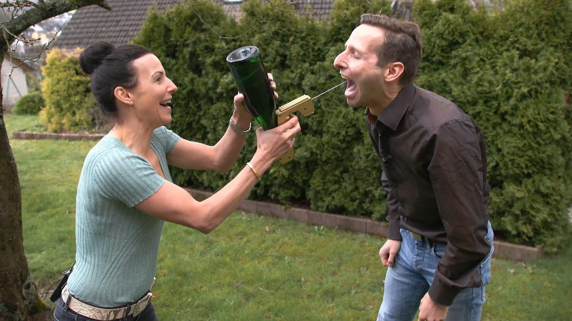 Sabrina Mockenhaupt und Markus Mockenhaupt testen die "Night GoG Champagne Gun"
+++ Die Verwendung des sendungsbezogenen Materials ist nur mit dem Hinweis und Verlinkung auf RTL+ gestattet. +++
