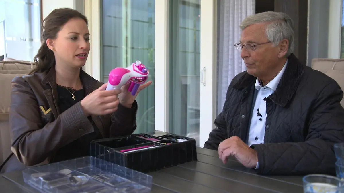 Wolfgang Bosbach und Caroline Bosbach testen das "DIY Rope Bracelet"
+++ Die Verwendung des sendungsbezogenen Materials ist nur mit dem Hinweis und Verlinkung auf RTL+ gestattet. +++