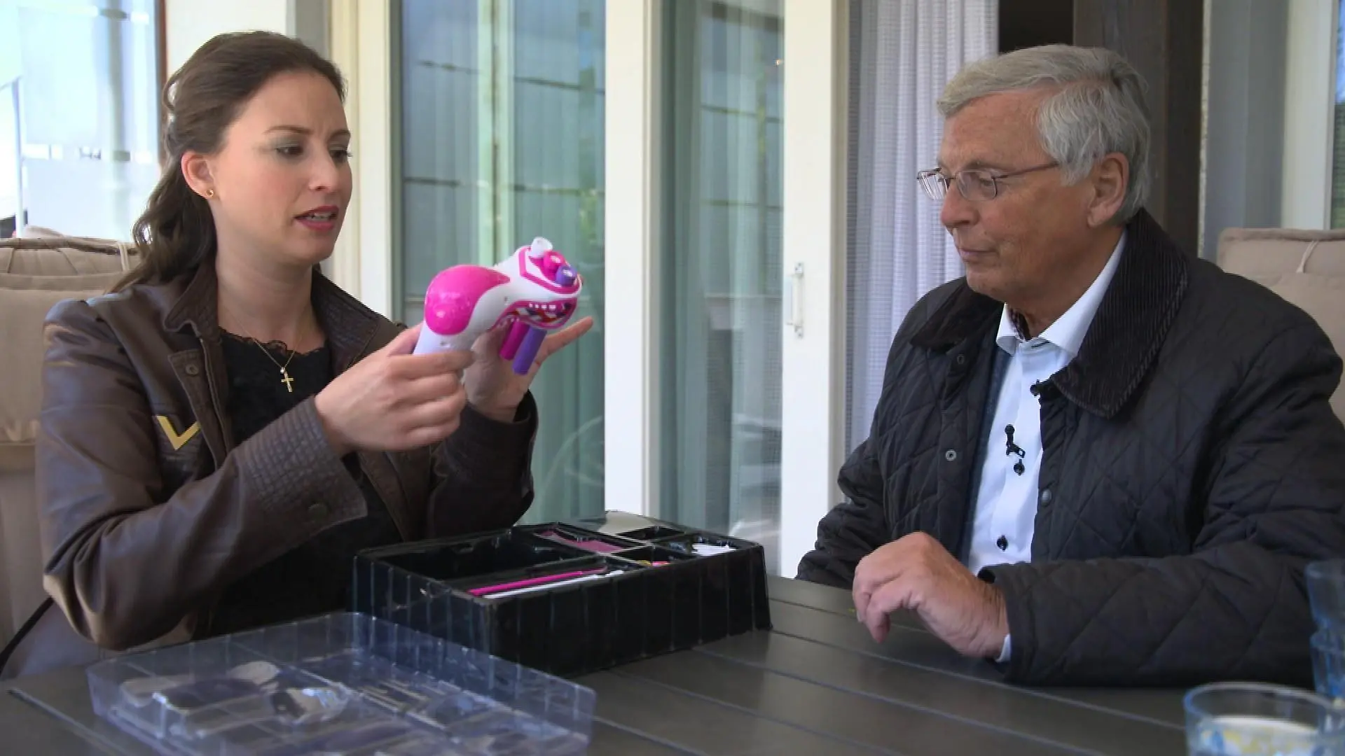 Wolfgang Bosbach und Caroline Bosbach testen das "DIY Rope Bracelet"
+++ Die Verwendung des sendungsbezogenen Materials ist nur mit dem Hinweis und Verlinkung auf RTL+ gestattet. +++