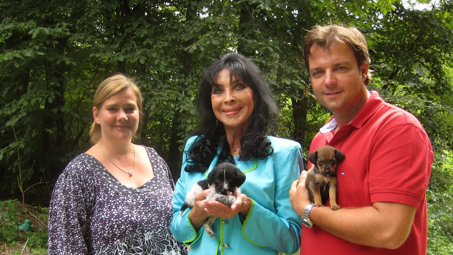 Dunja Rajter (M.) ist Schirmherrin des Fördervereins "Tierschutzprojekt Kroatien e.V.". Das Projekt fördert unter anderem das Tierasyl "Sapica" ("Pfötchen") in Dubravica nördlich von Zagreb. Sie und Martin Rütter besuchen deshalb die Leiterin des Asyls und Vorsitzende Alexandra Ivanov.