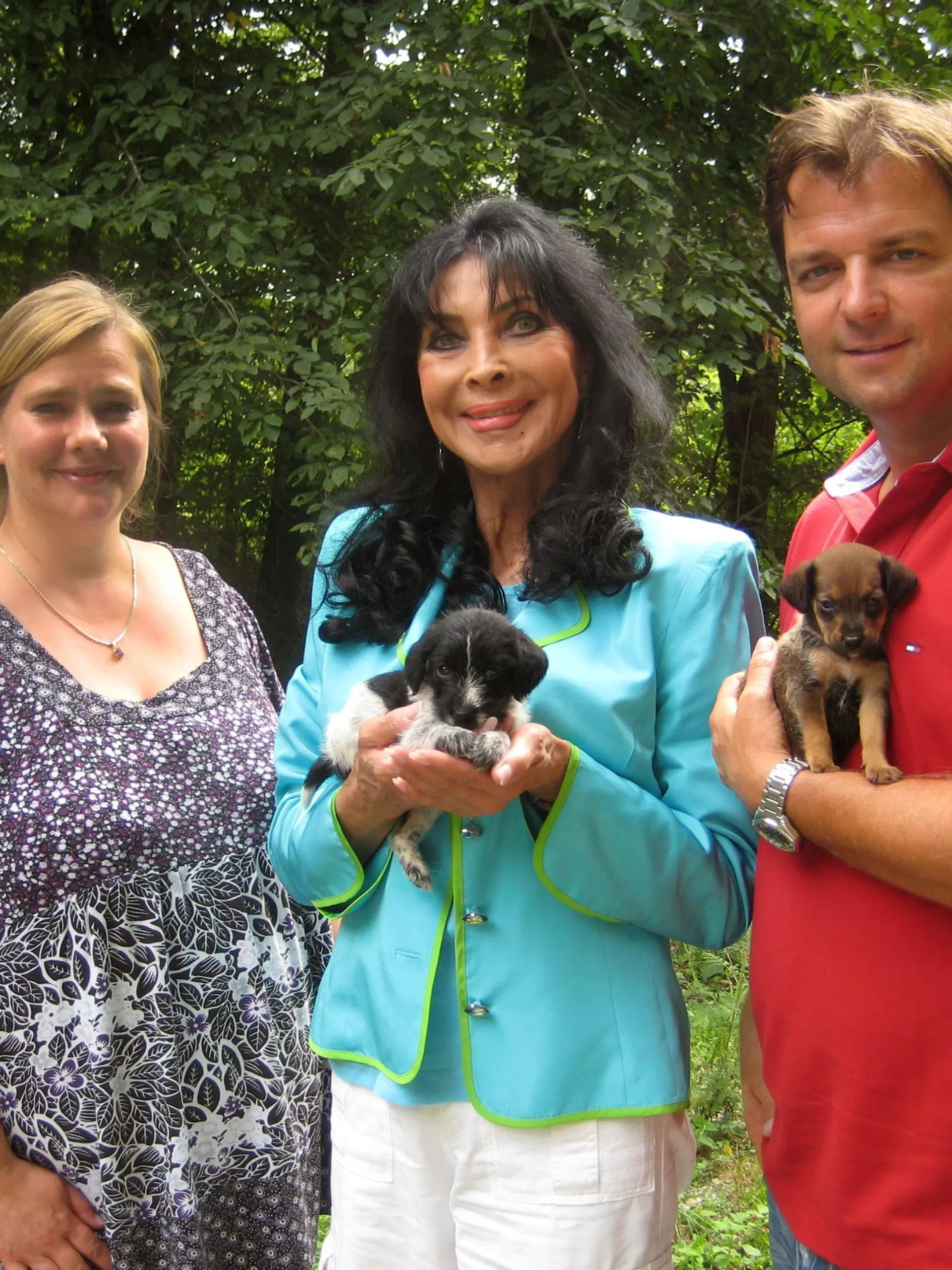 Dunja Rajter (M.) ist Schirmherrin des Fördervereins "Tierschutzprojekt Kroatien e.V.". Das Projekt fördert unter anderem das Tierasyl "Sapica" ("Pfötchen") in Dubravica nördlich von Zagreb. Sie und Martin Rütter besuchen deshalb die Leiterin des Asyls und Vorsitzende Alexandra Ivanov.
