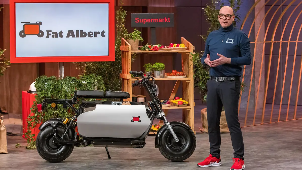 Albert Ebenbichler präsentiert mit Fat Albert einen E-Roller mit Kofferraum. Er erhofft sich ein Investment von 250.000 Euro für 20 Prozent der Anteile an seinem Unternehmen.
+++ Die Verwendung des sendungsbezogenen Materials ist nur mit dem Hinweis und Verlinkung auf RTL+ gestattet. +++