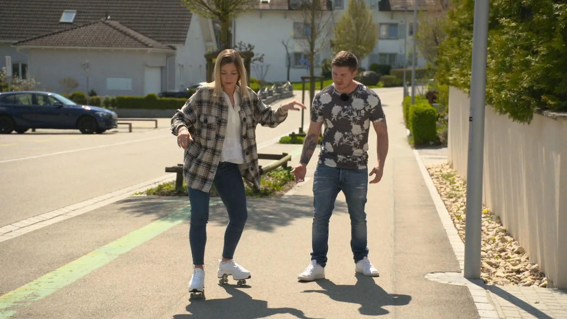 Joey Heindle und Ramona Elsener testen die "Agloat Inline Skates"
+++ Die Verwendung des sendungsbezogenen Materials ist nur mit dem Hinweis und Verlinkung auf RTL+ gestattet. +++