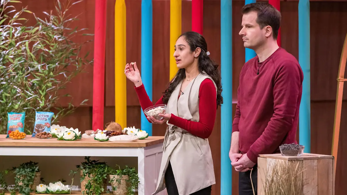 Shweta Pahuja-Markull und Lars Markull präsentieren mit Just Nosh einen Snack aus Lotussamen. Sie erhoffen sich ein Investment von 100.000 Euro für 15 Prozent der Anteile an ihrem Unternehmen.
+++ Die Verwendung des sendungsbezogenen Materials ist nur mit dem Hinweis und Verlinkung auf RTL+ gestattet. +++