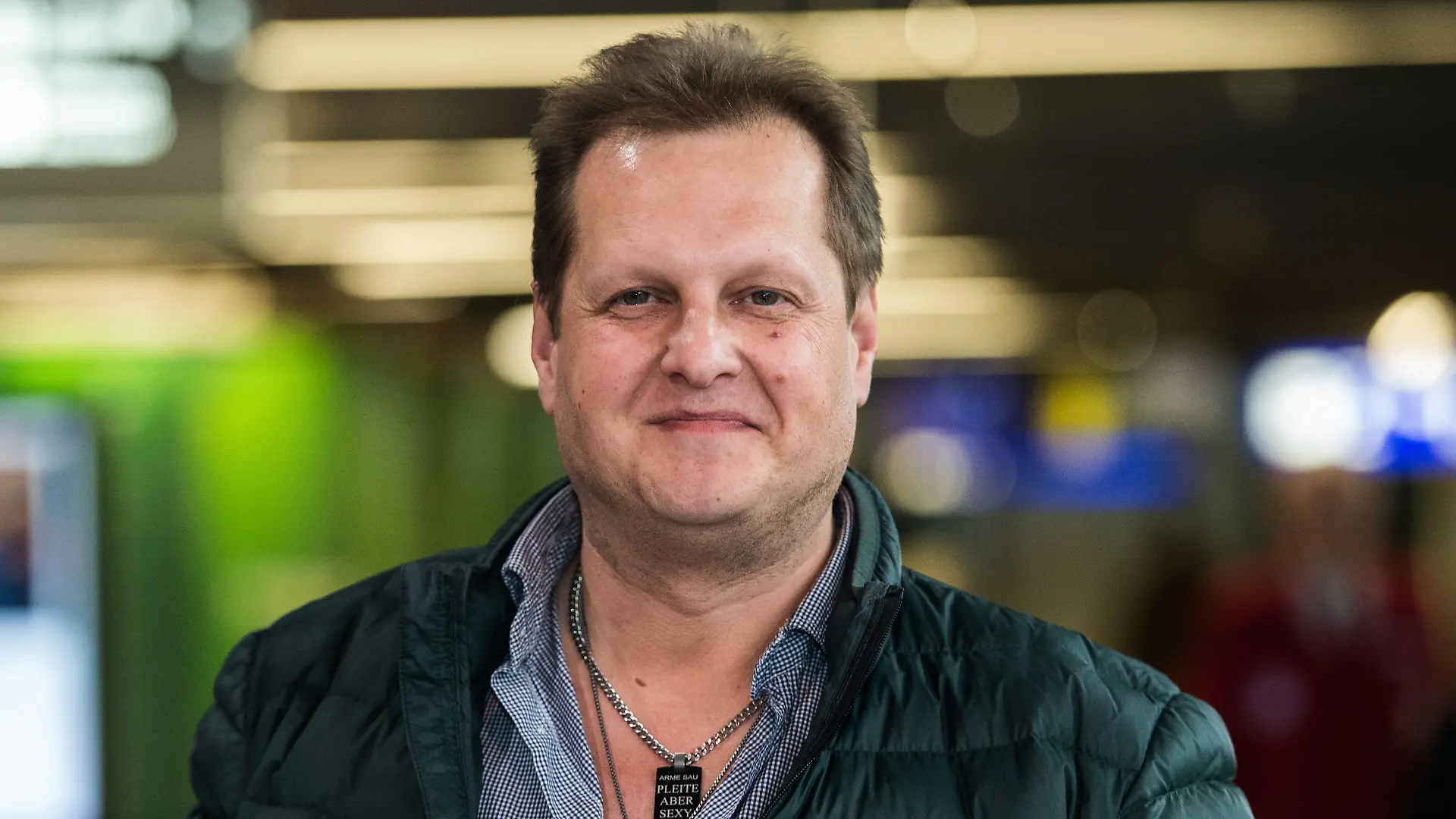 ARCHIV - 07.01.2017, Hessen, Frankfurt/Main: Jens Büchner, "Mallorca-Jens", steht im Flughafen Frankfurt am Main. Der TV-Auswanderer ist im Alter von 49 Jahren gestorben. Foto: Andreas Arnold/dpa +++ dpa-Bildfunk +++