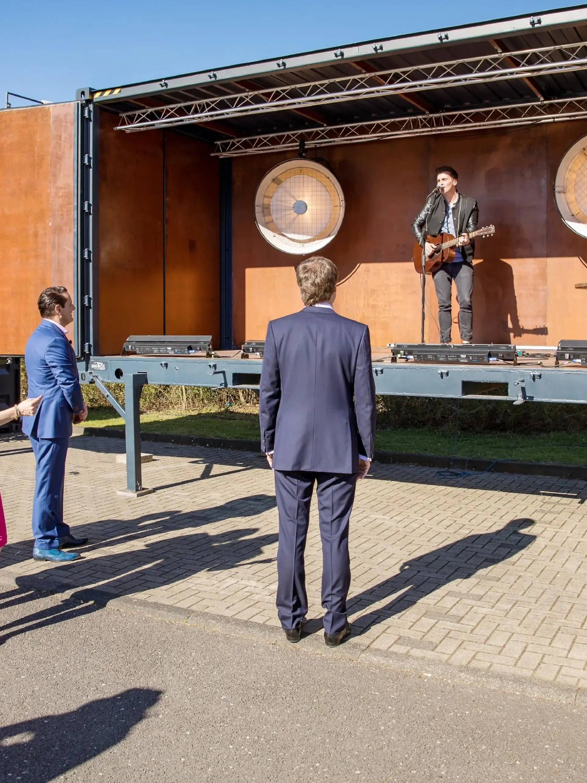 "Die Löwen" (v.l.) Frank Thelen, Dagmar Wöhrl, Judith Williams, Ralf Dümmel und Carsten Maschmeyer lassen sich von Steffen Tröger (r.) aus Berlin die Möglichkeiten seiner umgebauten Seecontainer von "BigBox Berlin" zeigen. 