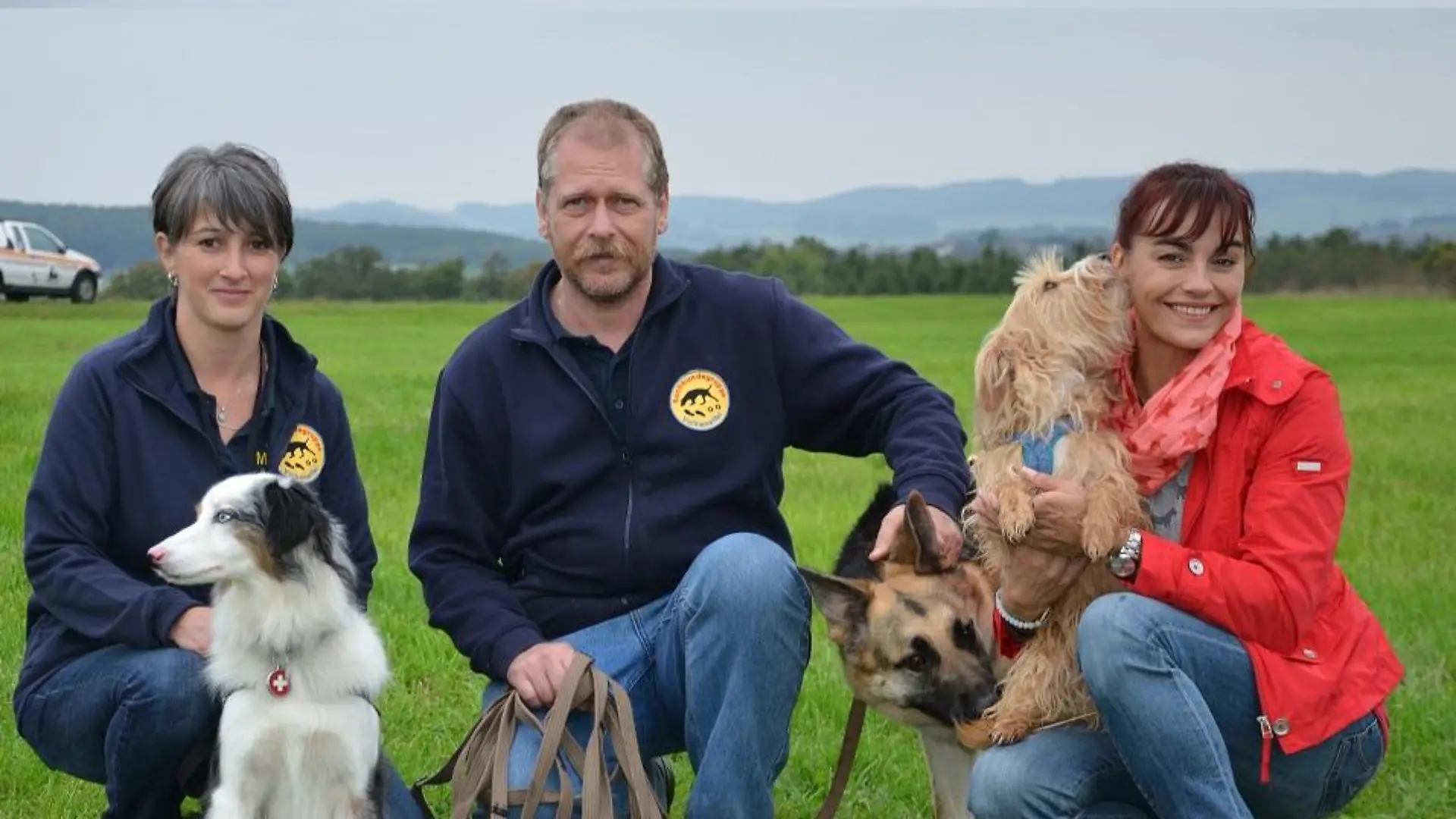 Tiergeschichten1 - VOX-DOCMA TV-PHILLIPPE LAMIELLE - Diana und Hundegruppe Vulkaneifel auf Tiersuche