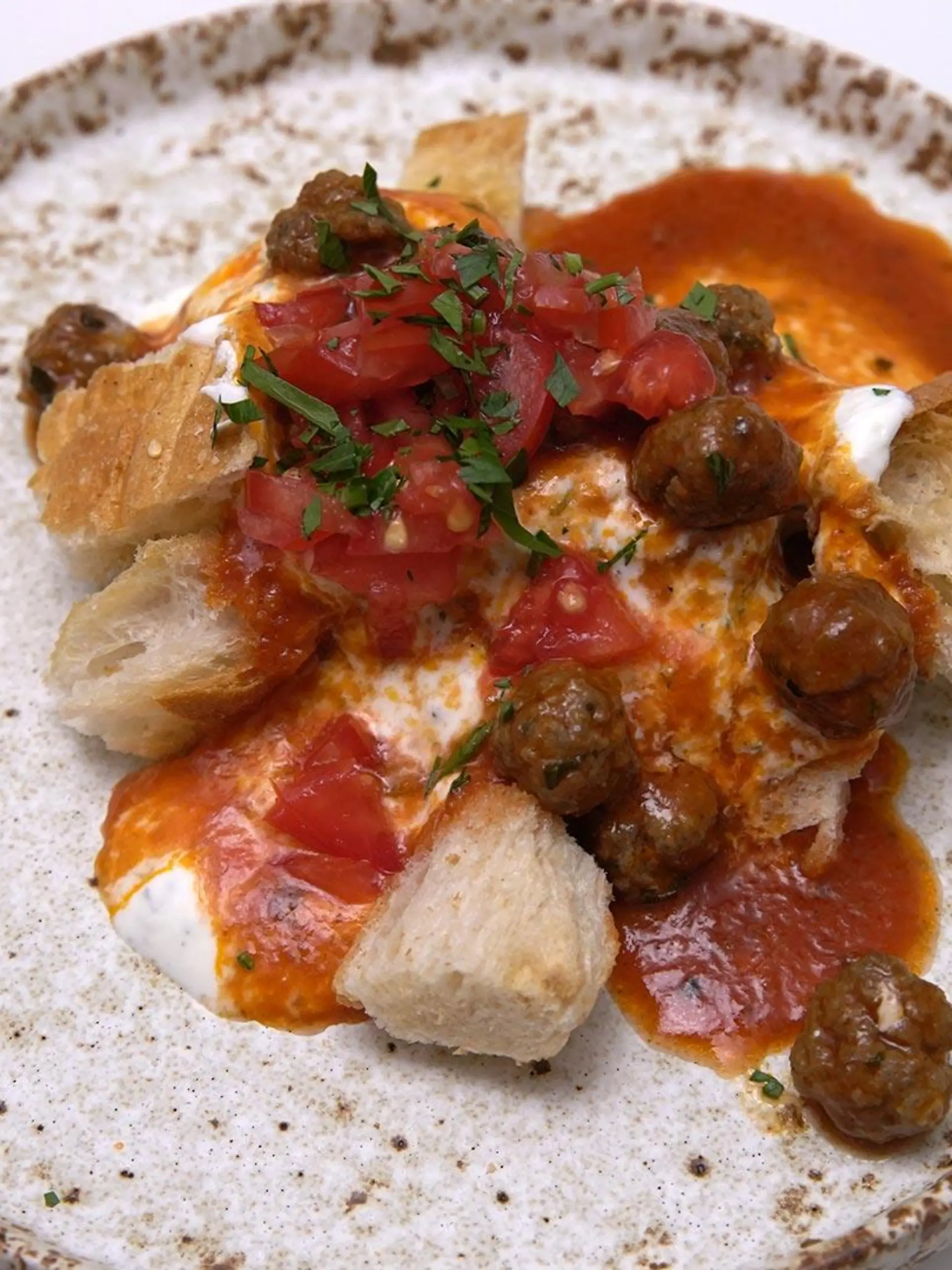 Das perfekte Dinner: Gebratene Kebab-Mini-Balls auf Joghurt Fladenbrotbett - Seydas Hauptspeise