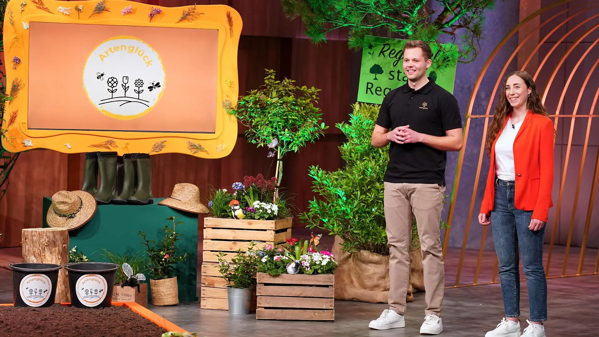 Lara Boye und Felix Schulze-Varnholt präsentieren mit Artenglück regionale Naturschutzmaßnahmen. Sie erhoffen sich ein Investment von 250.000 Euro für 10 Prozent der Firmenanteile.
+++ Die Verwendung des sendungsbezogenen Materials ist nur mit dem Hinweis und Verlinkung auf RTL+ gestattet. +++
