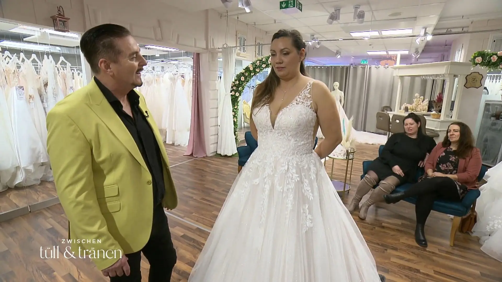 Bei diesem Kleid müsste sich der Bräutigam doch am Riemen reißen können