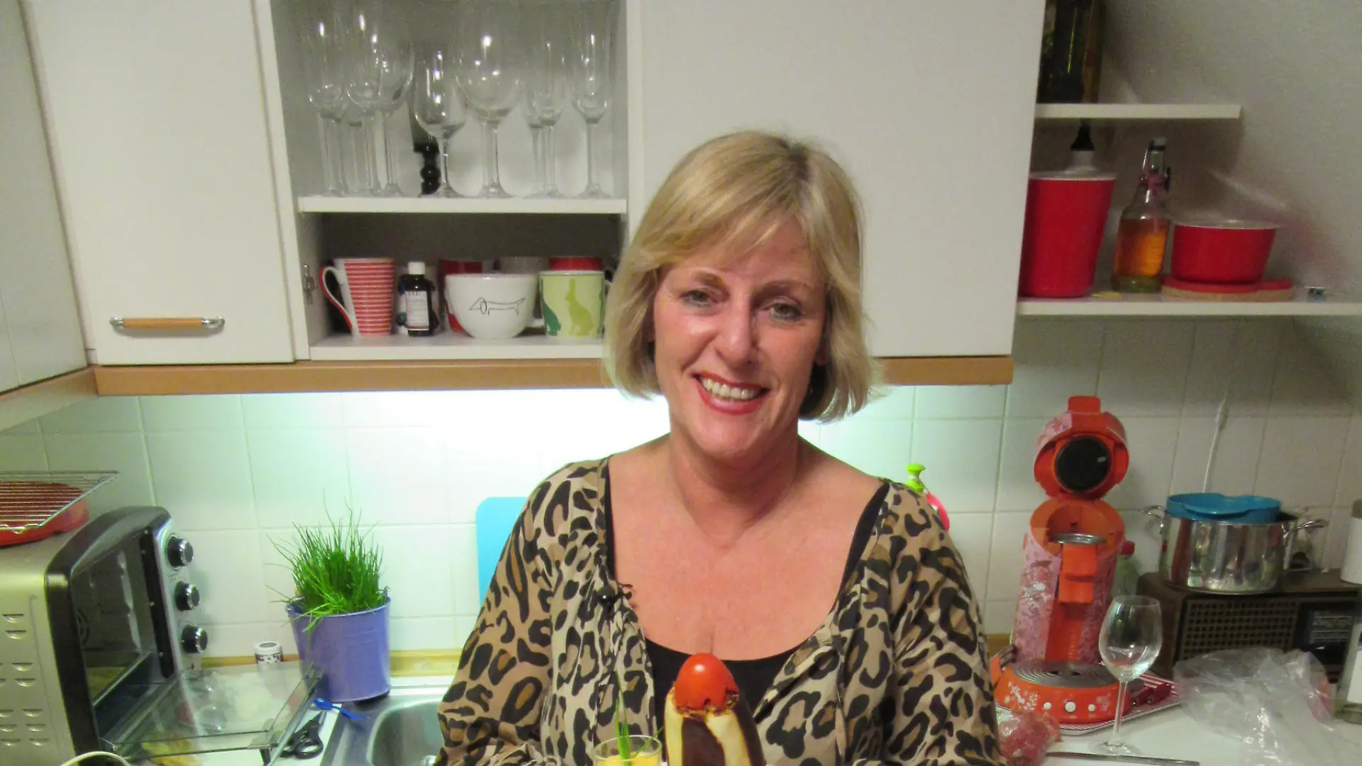 Carolina serviert Hauptspeise