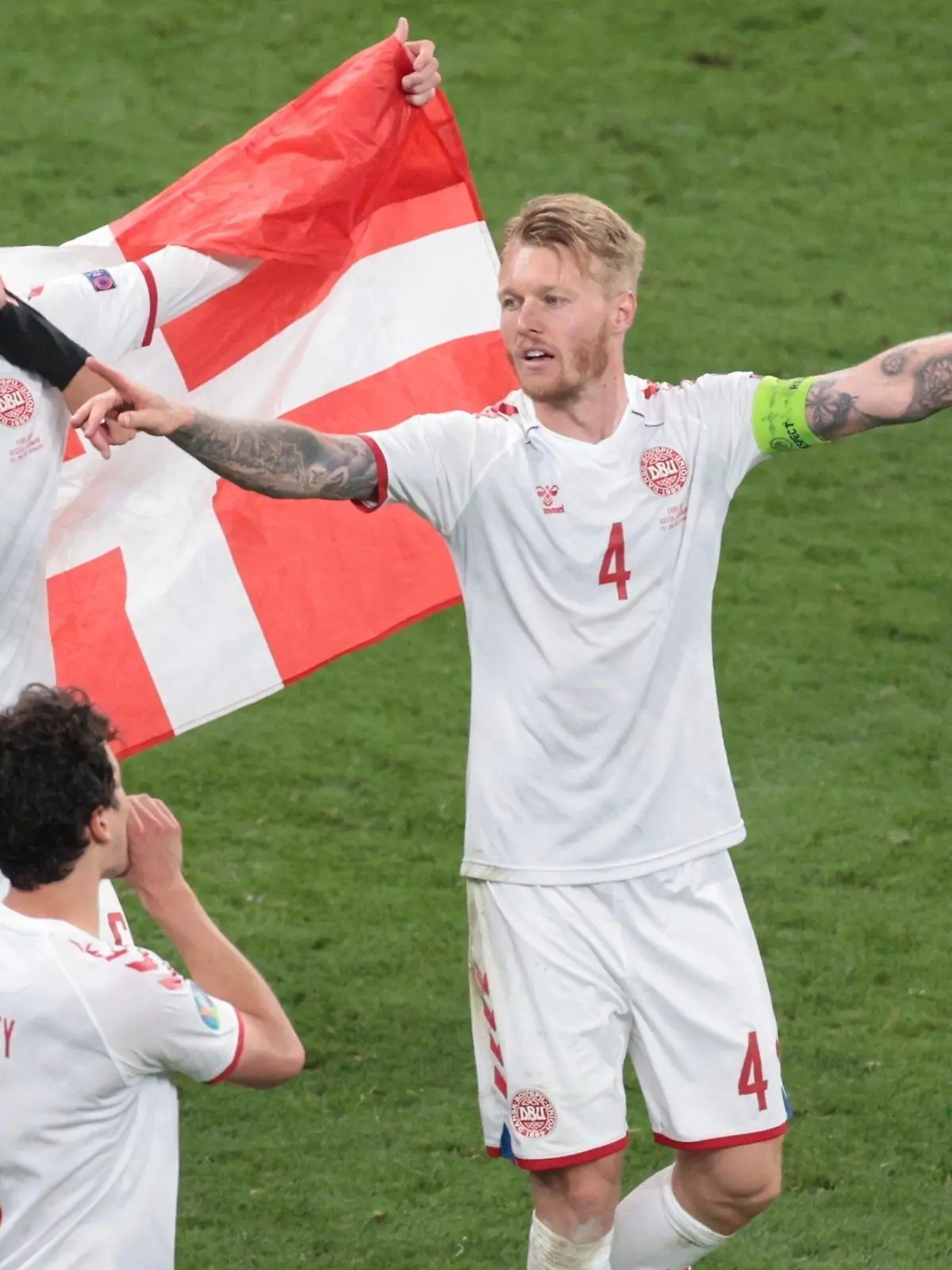 21.06.2021, Dänemark, Kopenhagen: Fußball: EM, Russland - Dänemark, Vorrunde, Gruppe B, 3. Spieltag im Telia Parken Stadion. Dänemarks Simon Kjaer (r) feiert den Sieg nach dem Spiel. Foto: Hannah Mckay/Reuters Pool via AP/dpa +++ dpa-Bildfunk +++