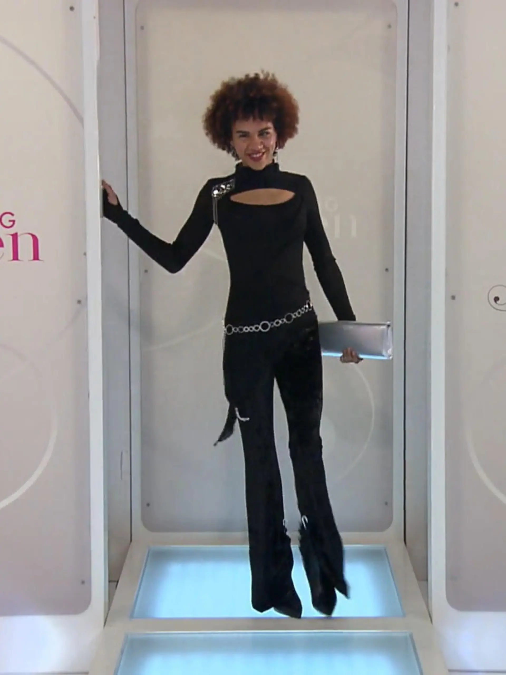 Shopping Queen-Kandidatin Jeanette macht in Bonn den Anfang. Mit ihrem All-Black-Look kann sie Guido leider nicht begeistern.