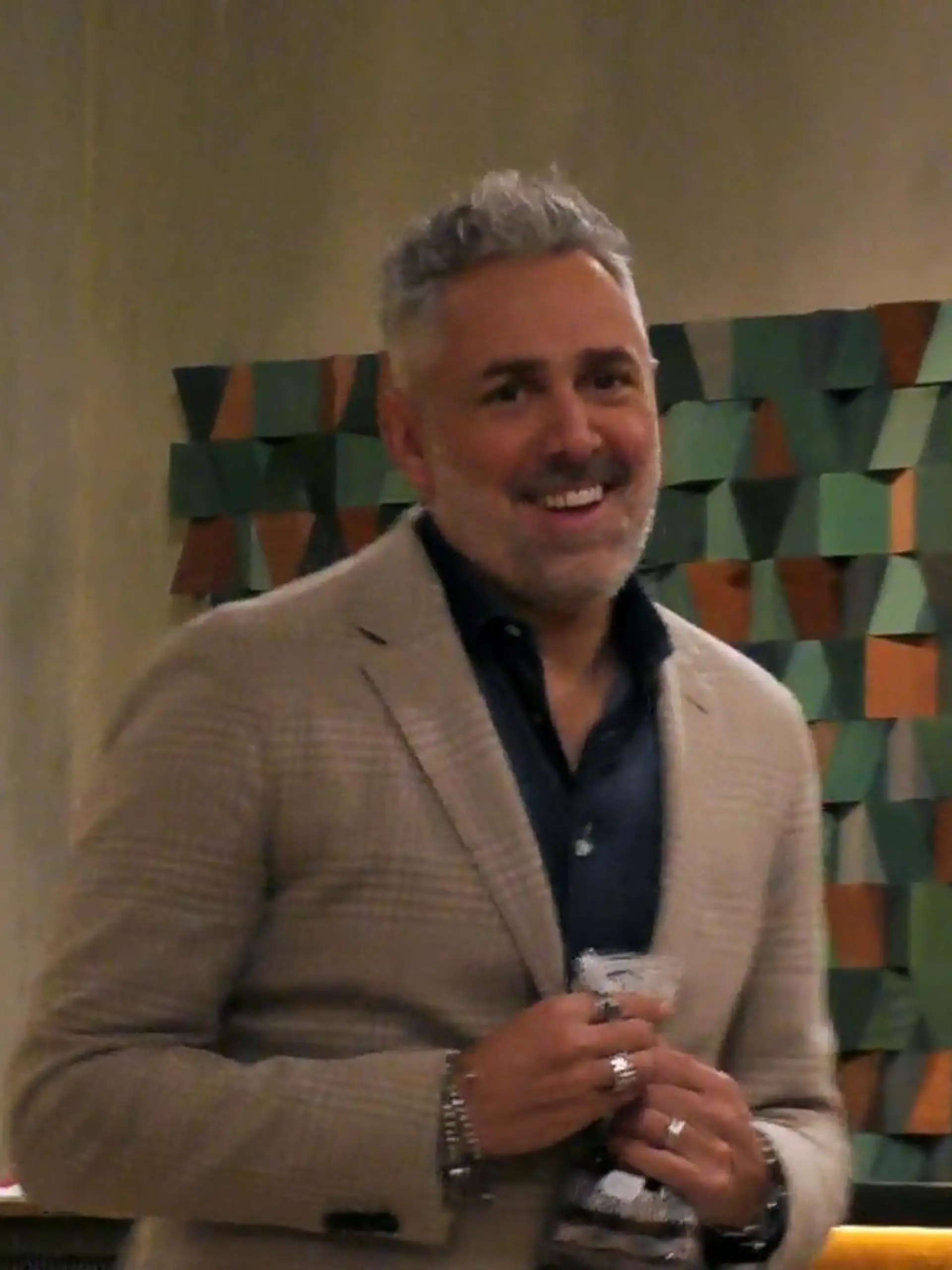 "First Dates"-Gastgeber Roland Trettl freut sich über die „Pferdeäppel“