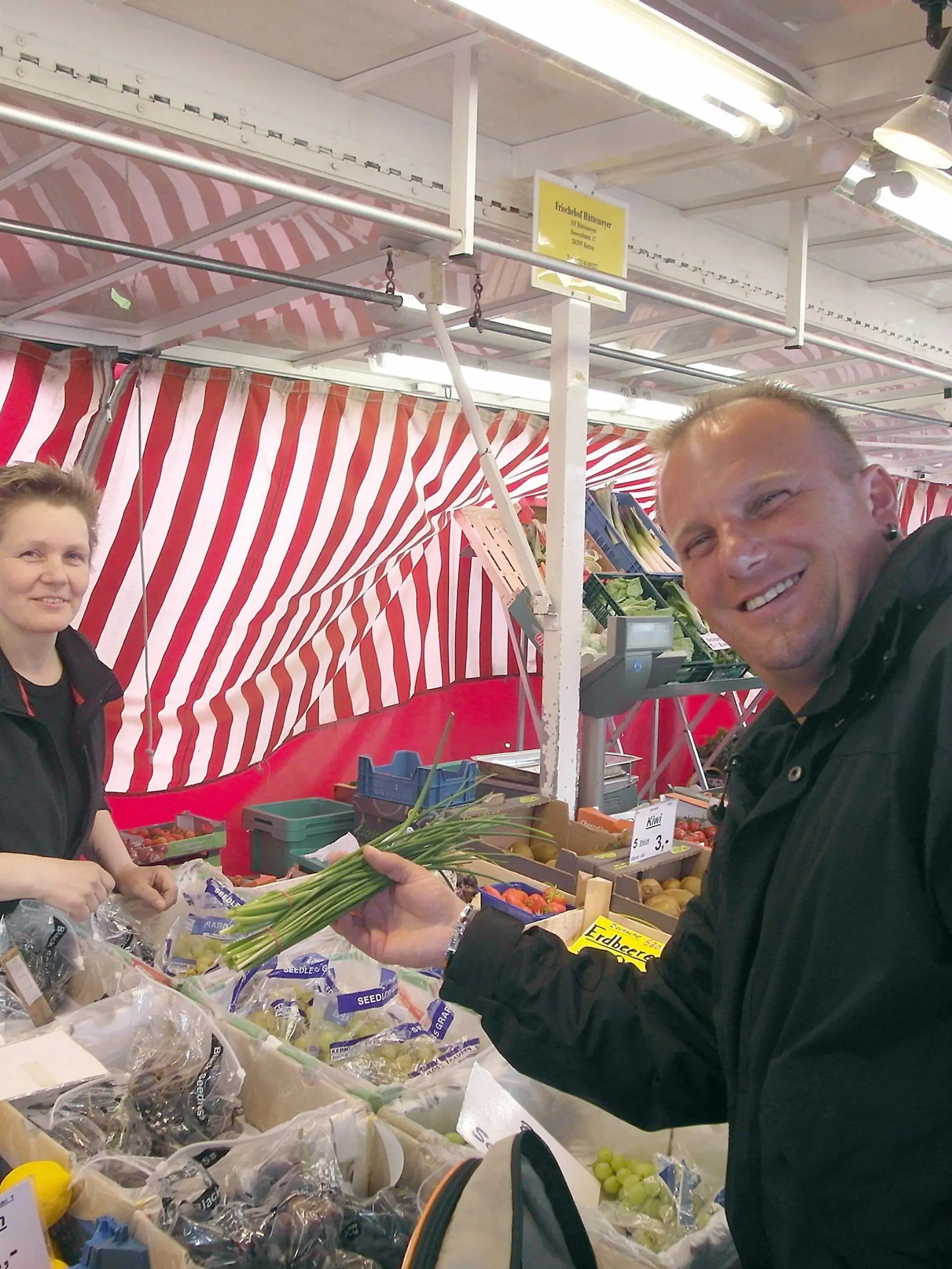Auf dem Markt lässt sich Gastgeber Jürgen (39) von einer Verkäuferin beraten. Für das "perfekte Dinner" will er schließlich keine Zutat dem Zufall überlassen.