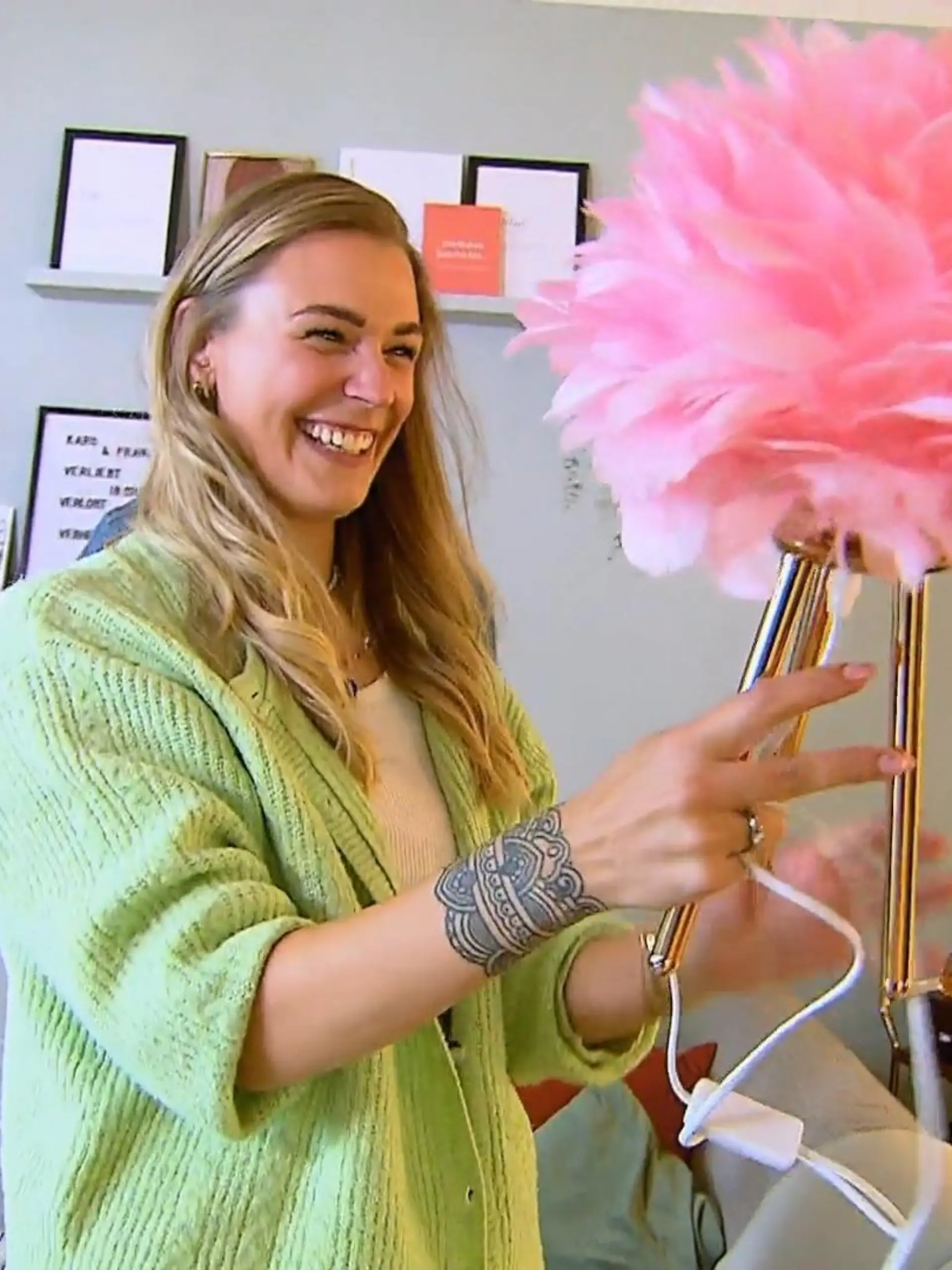 Caro zeigt stolz ihren Eyecatcher