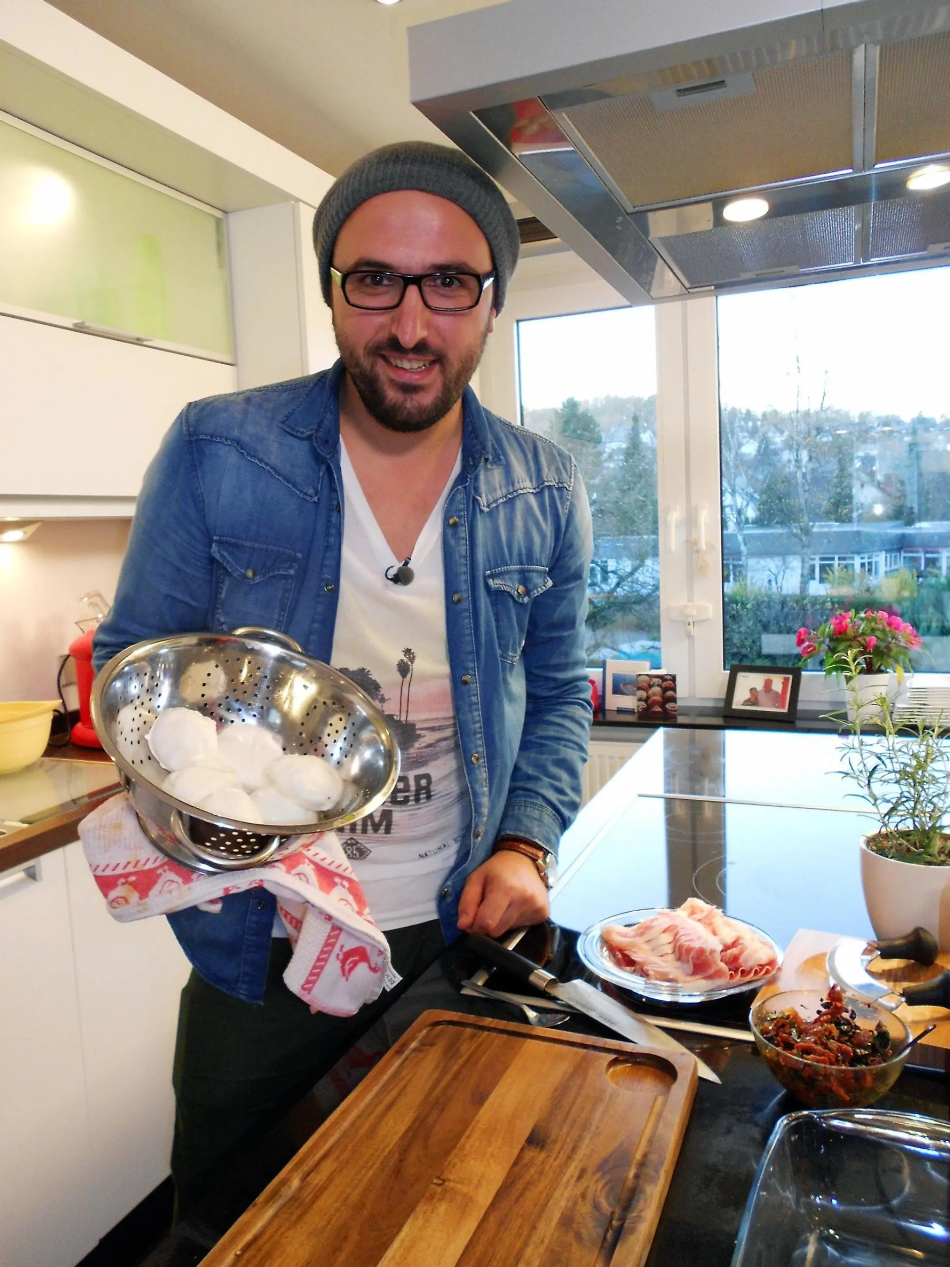 Der Mozzerella ist in der Vorbereitung! Der Key Account Manager Carmelo (30) eröffnet die neue "Dinner-Woche".