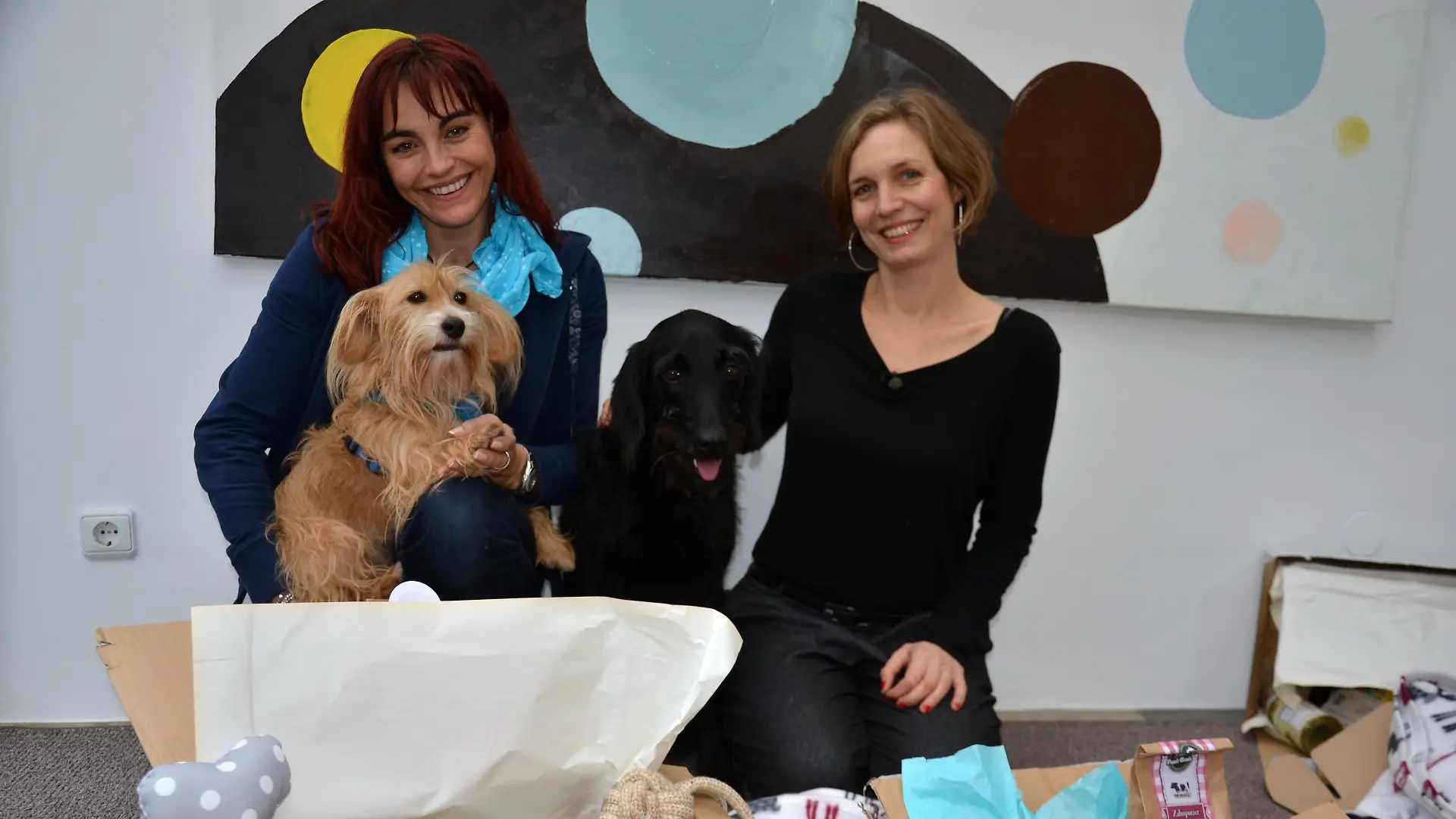 TG2 - Geschenkboxen. VOX-DOCMA TV - Zusammen mit Monika und ihrer Labradoodle-Hndin Greta testen hundkatzemaus-Reporterin Diana Eichhorn und Klein Maggie Geschenkboxen aus dem Internet .JPG