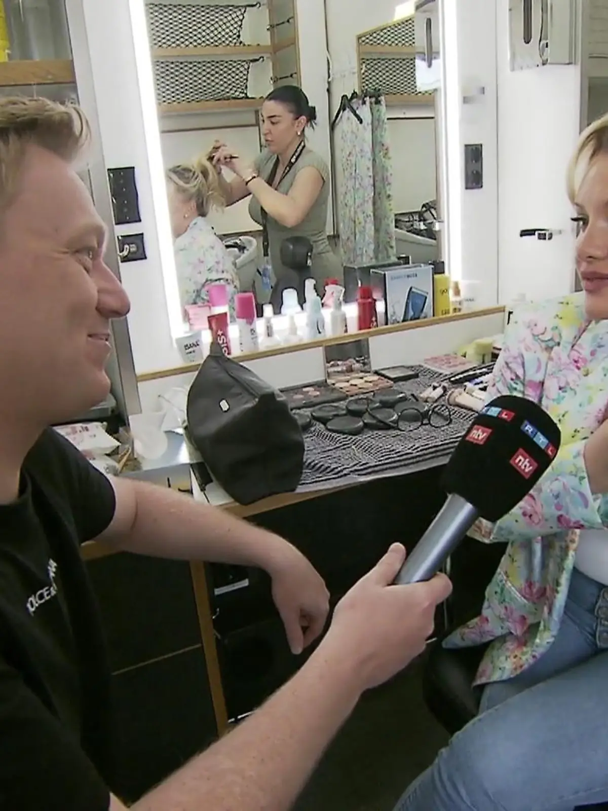 Knossi interviewt Evelyn Burdecki.