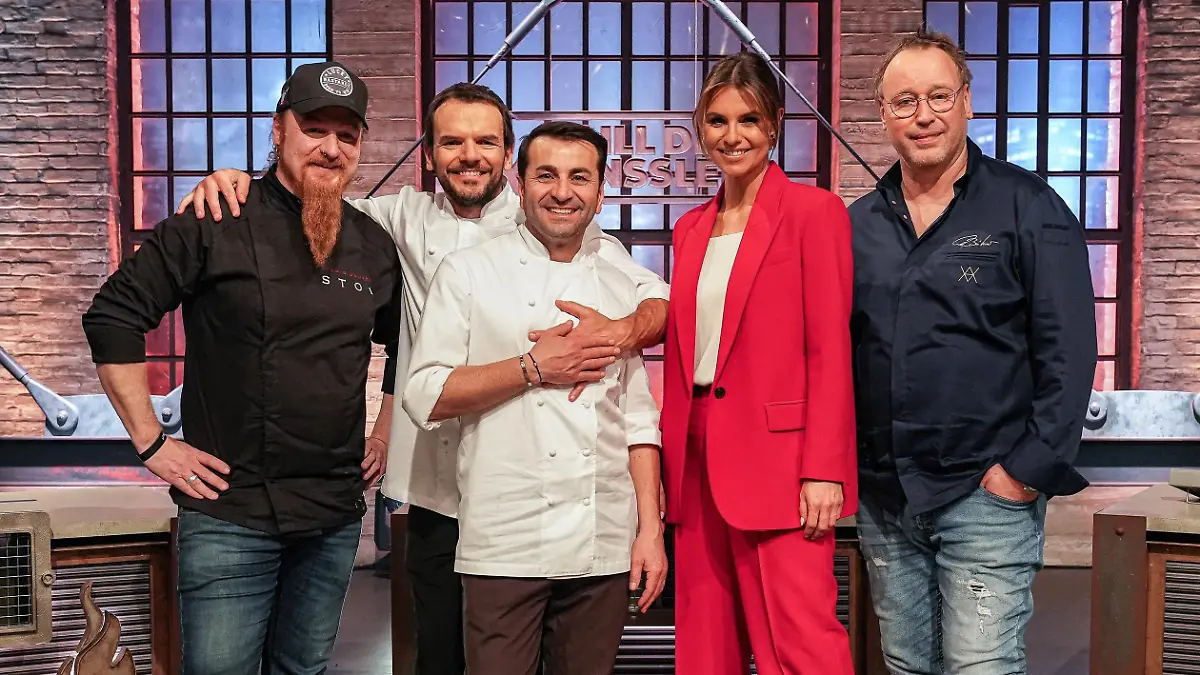 V.l.: Lucki Maurer, Steffen Henssler, Ali Güngörmüs, Laura Wontorra und Thomas Bühner
+++ Die Verwendung des sendungsbezogenen Materials ist nur mit dem Hinweis und Verlinkung auf RTL+ gestattet. +++