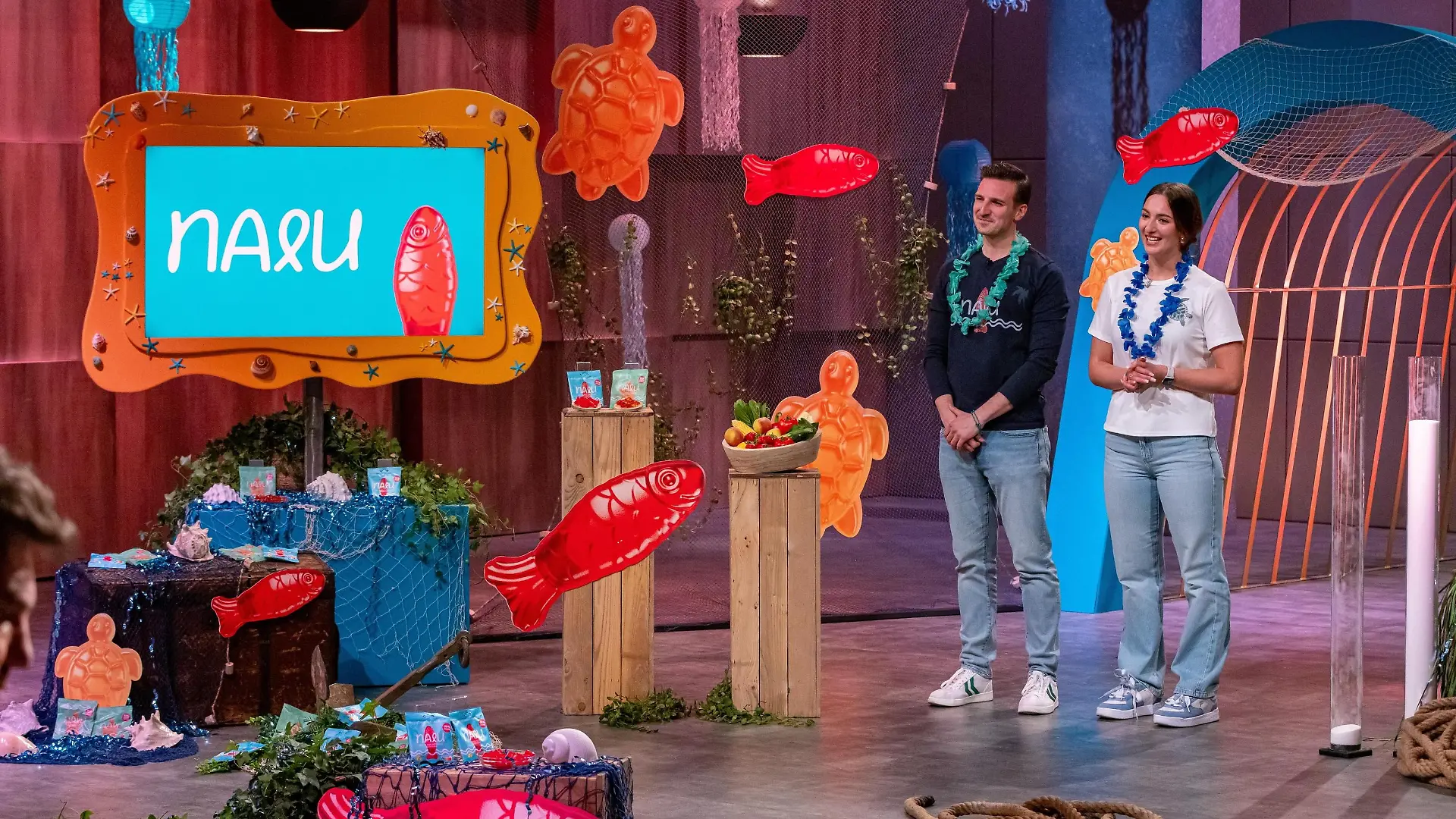 Lisa Bella Ippolito und Max Schön präsentieren mit NALU Zuckerreduzierte Fruchtgummis. Sie erhoffen sich ein Investment von 100.000 Euro für 10 Prozent der Firmenanteile.
+++ Die Verwendung des sendungsbezogenen Materials ist nur mit dem Hinweis und Verlinkung auf RTL+ gestattet. +++