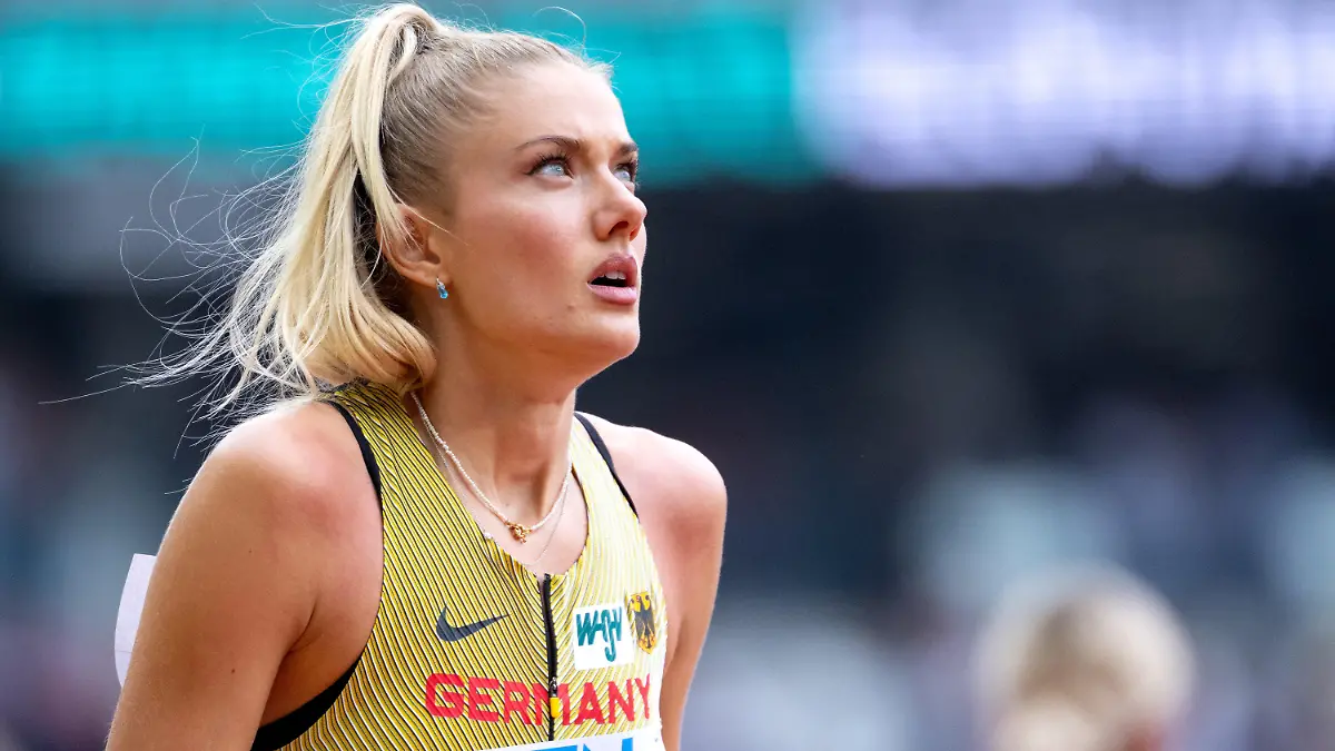 19.08.2023, Ungarn, Budapest: Leichtathletik: Weltmeisterschaft, 4 x 400 m, Mixed, Vorlauf, im nationalen Leichtathletikzentrum. Alica Schmidt aus Deutschland vor dem Start. (zu dpa: «Deutsche Mixed-Staffel bei Leichtathletik-WM im Finale») Foto: Sven Hoppe/dpa +++ dpa-Bildfunk +++