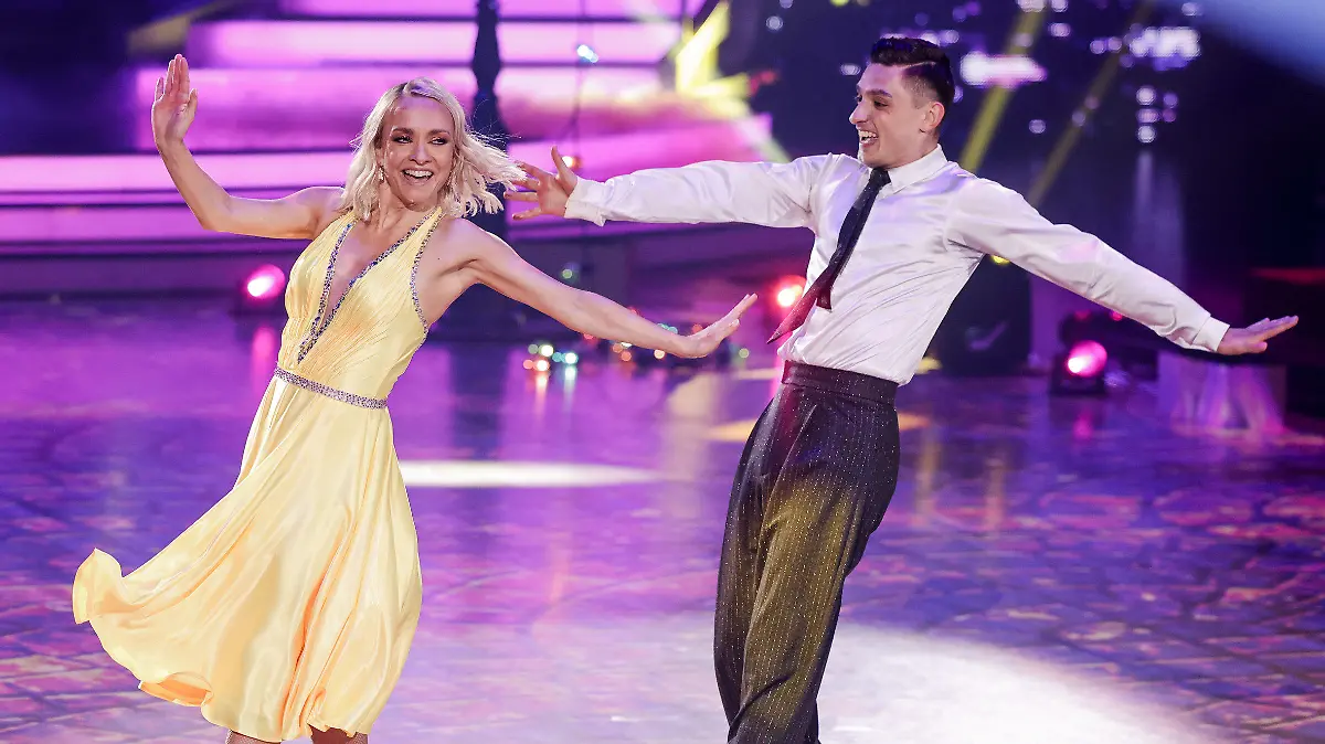 22.04.2022, Nordrhein-Westfalen, Köln: Janin Ullmann, Schauspielerin, und Zsolt Sandor Cseke, Profitänzer, tanzen in der RTL-Tanzshow «Let's Dance» im Coloneum. Foto: Rolf Vennenbernd/dpa +++ dpa-Bildfunk +++