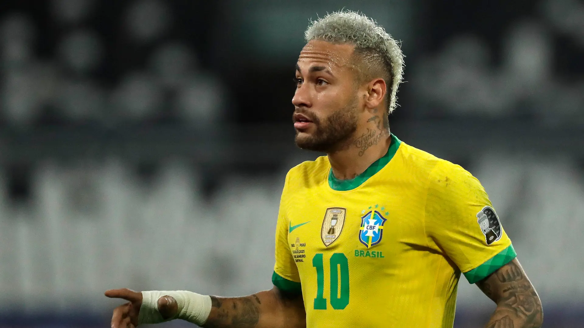 05.07.2021, Brasilien, Rio De Janeiro: Fußball: Copa America, Finalrunde, Halbfinale, Brasilien - Peru, im Nilton Santos Stadion. Brasiliens Neymar reagiert. (zu dpa: «Messi und Neymar zu besten Spielern der Copa América gewählt») Foto: Bruna Prado/AP/dpa +++ dpa-Bildfunk +++