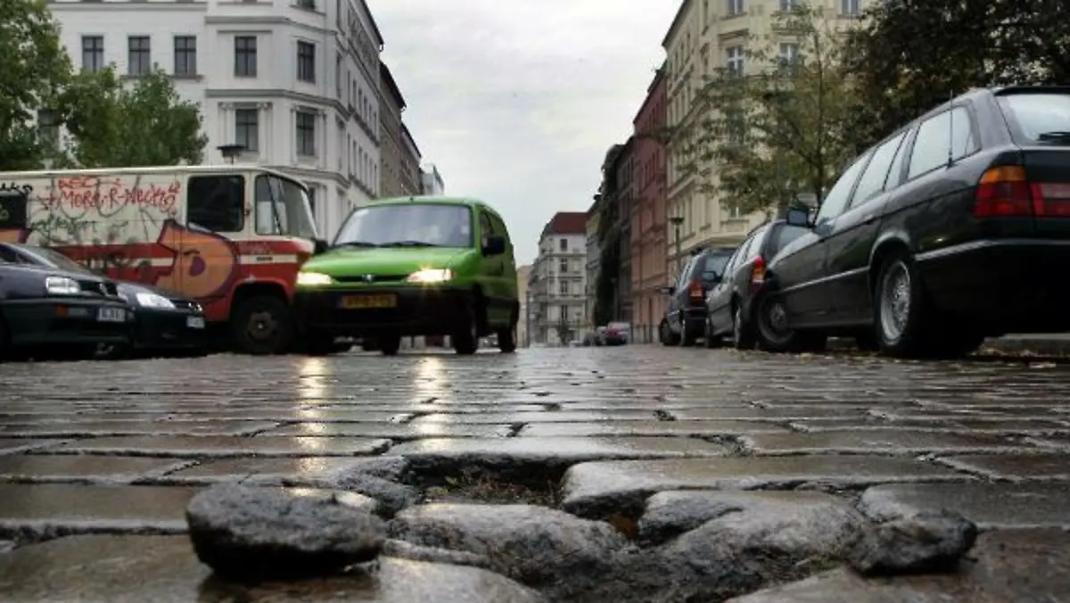 Ein Schlagloch auf einer Straße im Berliner Stadtbezirk Prenzlauer Berg, aufgenommen am Freitag (20.10.2006). Trotz eines Schuldenberges von mehr als 60 Milliarden Euro erhält das Land Berlin keine zusätzlichen Gelder vom Bund. Das Bundesverfassungsgericht wies am Vortag die Klage der Hauptstadt auf Anerkennung einer extremen Haushaltsnotlage und auf zusätzliche Sanierungshilfen ab. Foto: Peer Grimm dpa/lbn +++(c) dpa - Report+++