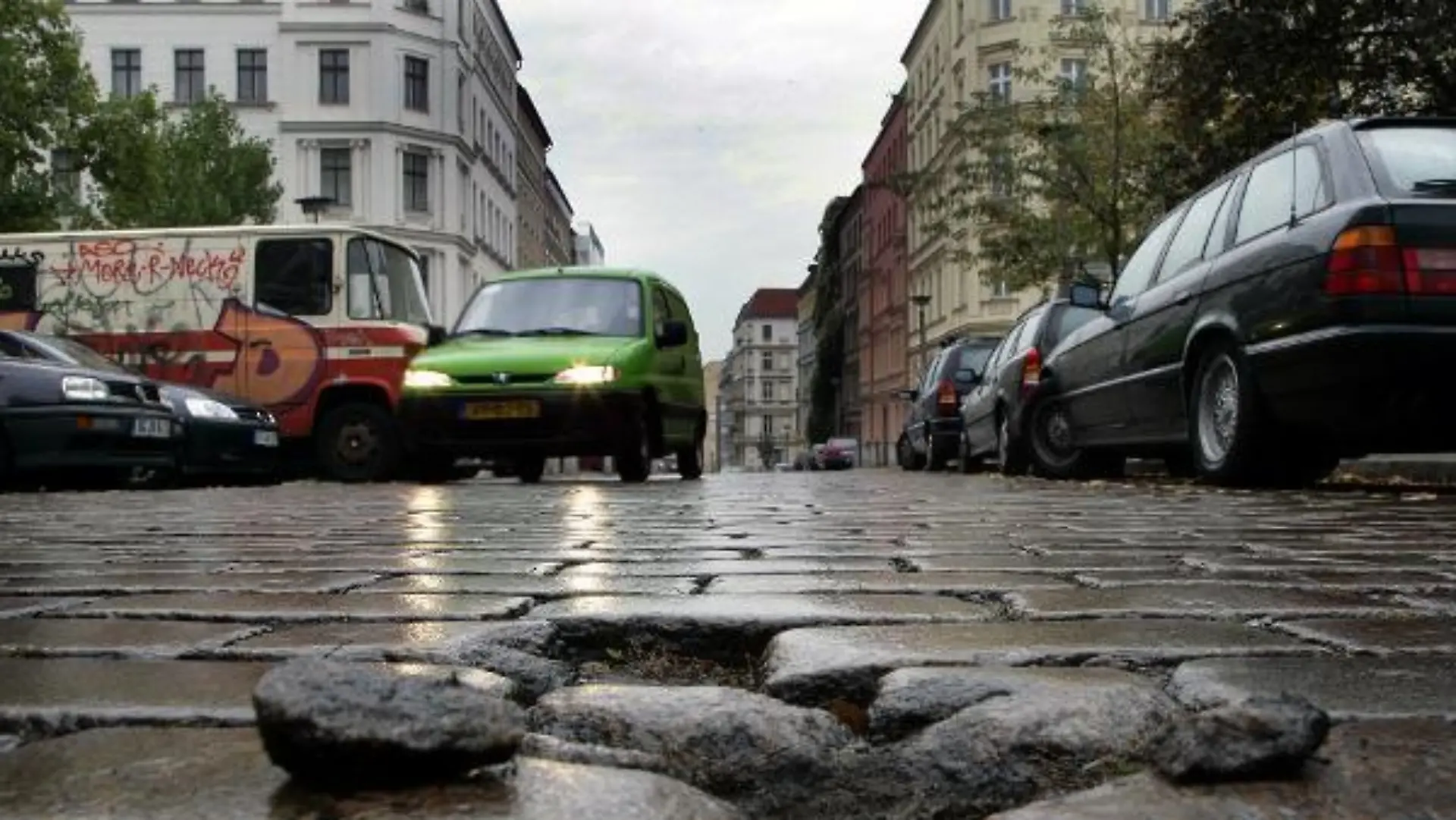 Ein Schlagloch auf einer Straße im Berliner Stadtbezirk Prenzlauer Berg, aufgenommen am Freitag (20.10.2006). Trotz eines Schuldenberges von mehr als 60 Milliarden Euro erhält das Land Berlin keine zusätzlichen Gelder vom Bund. Das Bundesverfassungsgericht wies am Vortag die Klage der Hauptstadt auf Anerkennung einer extremen Haushaltsnotlage und auf zusätzliche Sanierungshilfen ab. Foto: Peer Grimm dpa/lbn +++(c) dpa - Report+++