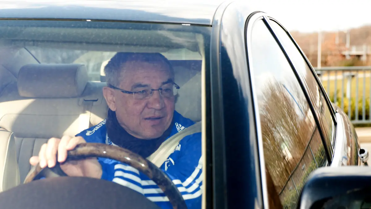 Schalke-Trainer Felix Magath fährt am Freitag (11.03.2011) in Gelsenkirchen nach einer Pressekonferenz vom Gelände der Veltinsarena in Gelsenkirchen. Schalke spielt am Samstag gegen Eintracht Frankfurt. Foto: Bernd Thissen dpa/lnw +++(c) dpa - Bildfunk+++