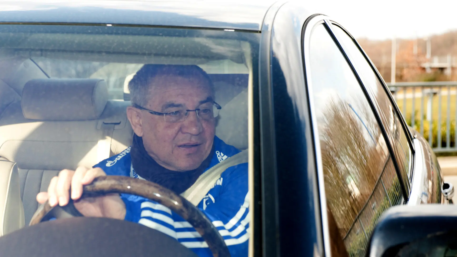 Schalke-Trainer Felix Magath fährt am Freitag (11.03.2011) in Gelsenkirchen nach einer Pressekonferenz vom Gelände der Veltinsarena in Gelsenkirchen. Schalke spielt am Samstag gegen Eintracht Frankfurt. Foto: Bernd Thissen dpa/lnw +++(c) dpa - Bildfunk+++