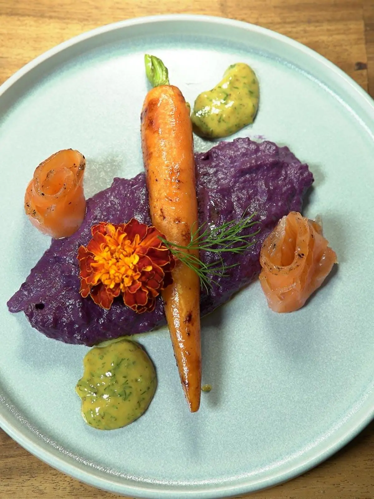 Das perfekte Dinner: Gebeizter Lachs und glasierte Möhre auf violettem Püree - Maxs Vorspeise