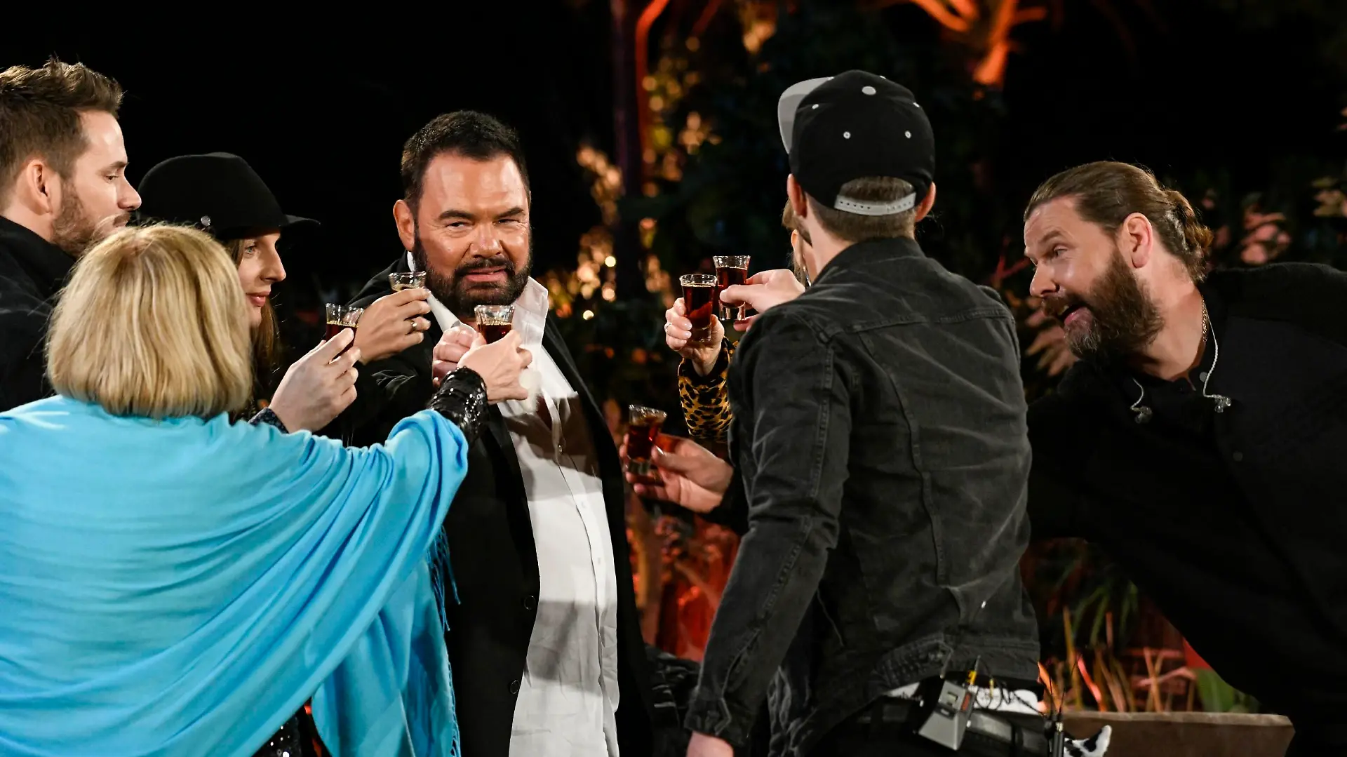 V.l.: Johannes Strate, Mary Roos (Rückansicht), Judith Holofernes, Marian Gold, Mark Forster, Rea Garvey