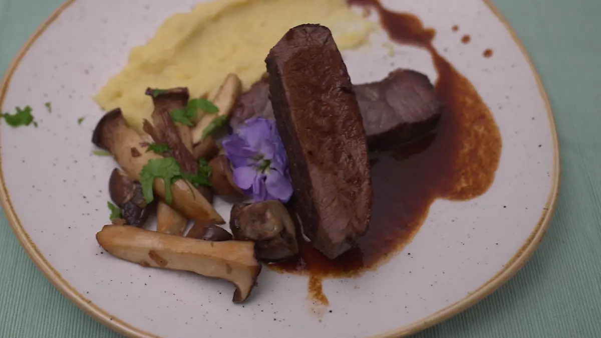 Das Dry-Age-Roastbeef, 21 Tage gereift und der Hirsch aus den Paderborner Jagdgründen, vom Senior Chef empfohlen